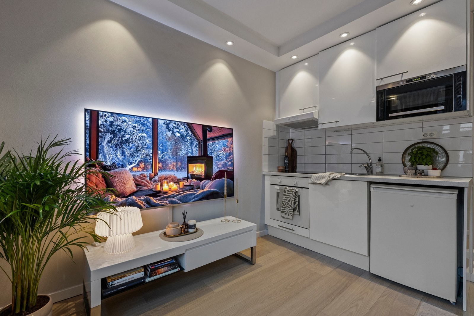 Den åpne stue- og kjøkkenløsningen skaper et lyst og sosialt allrom som innbyr til både hverdag og hyggelige sammenkomster. Galleribilde