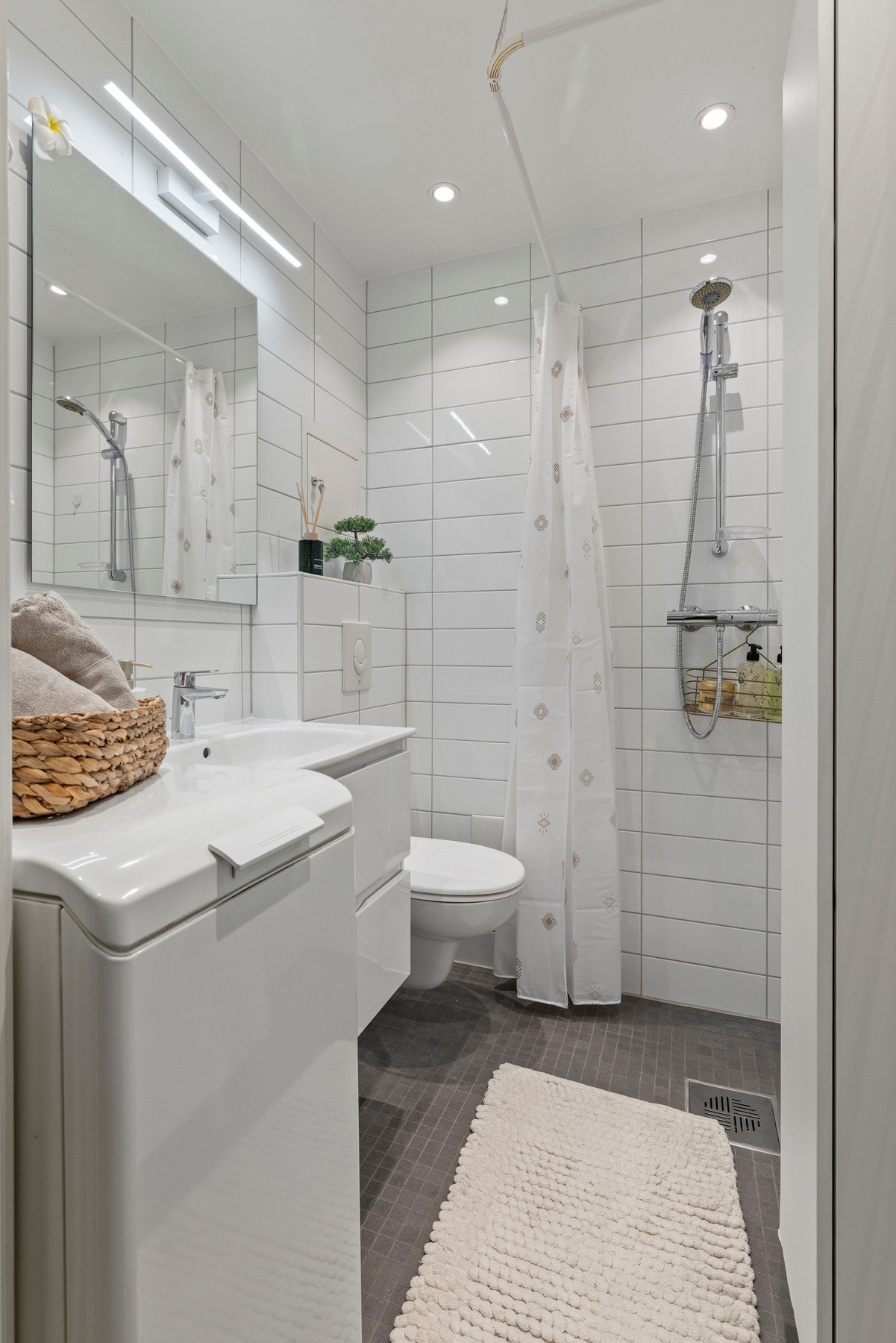 Pent flislagt bad med opplegg for vaskemaskin. Galleribilde