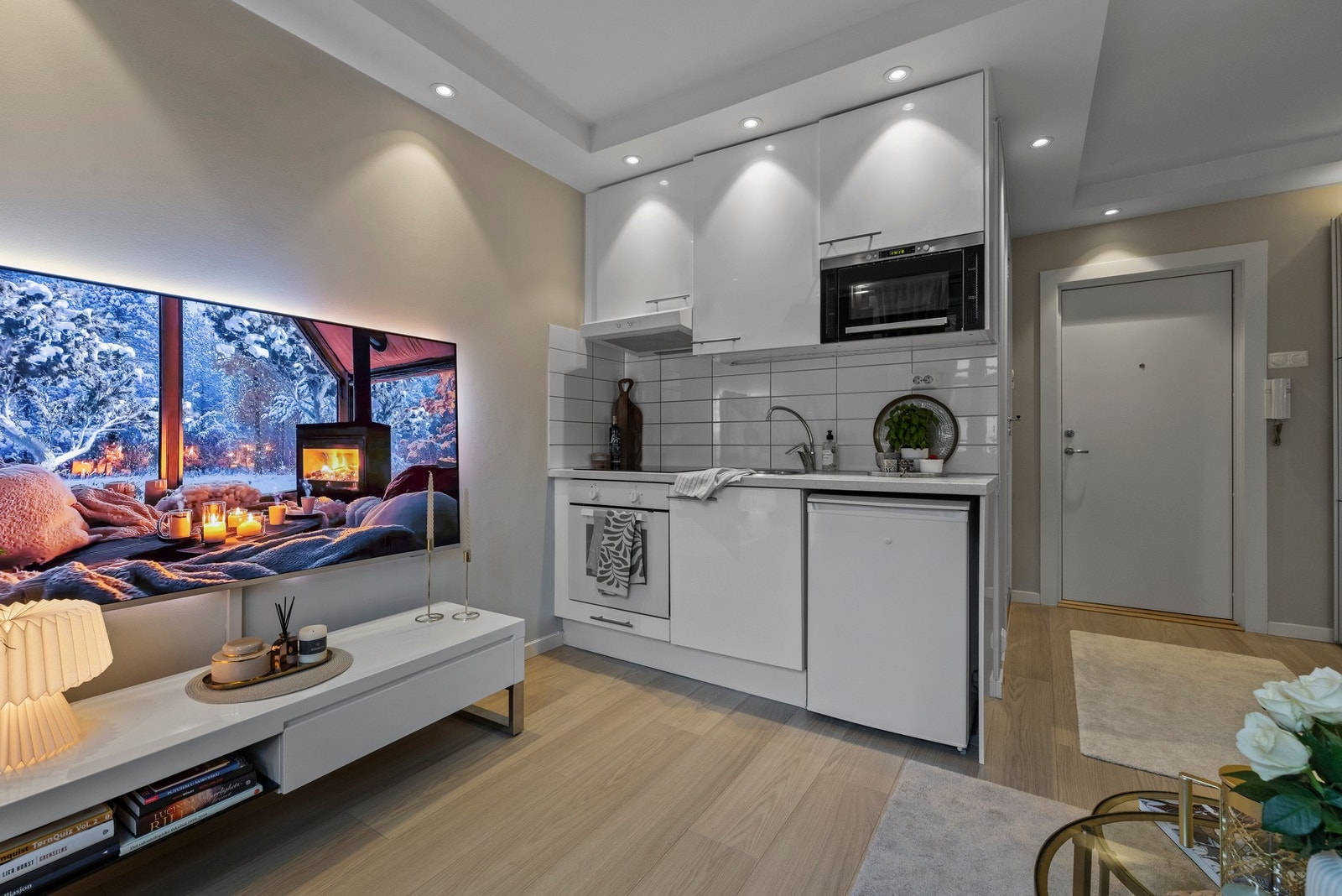 Åpen og innbydende stue- og kjøkkenløsning med god romfølelse og naturlig lysinnslipp - Perfekt for sosiale sammenkomster og en praktisk hverdag. Galleribilde