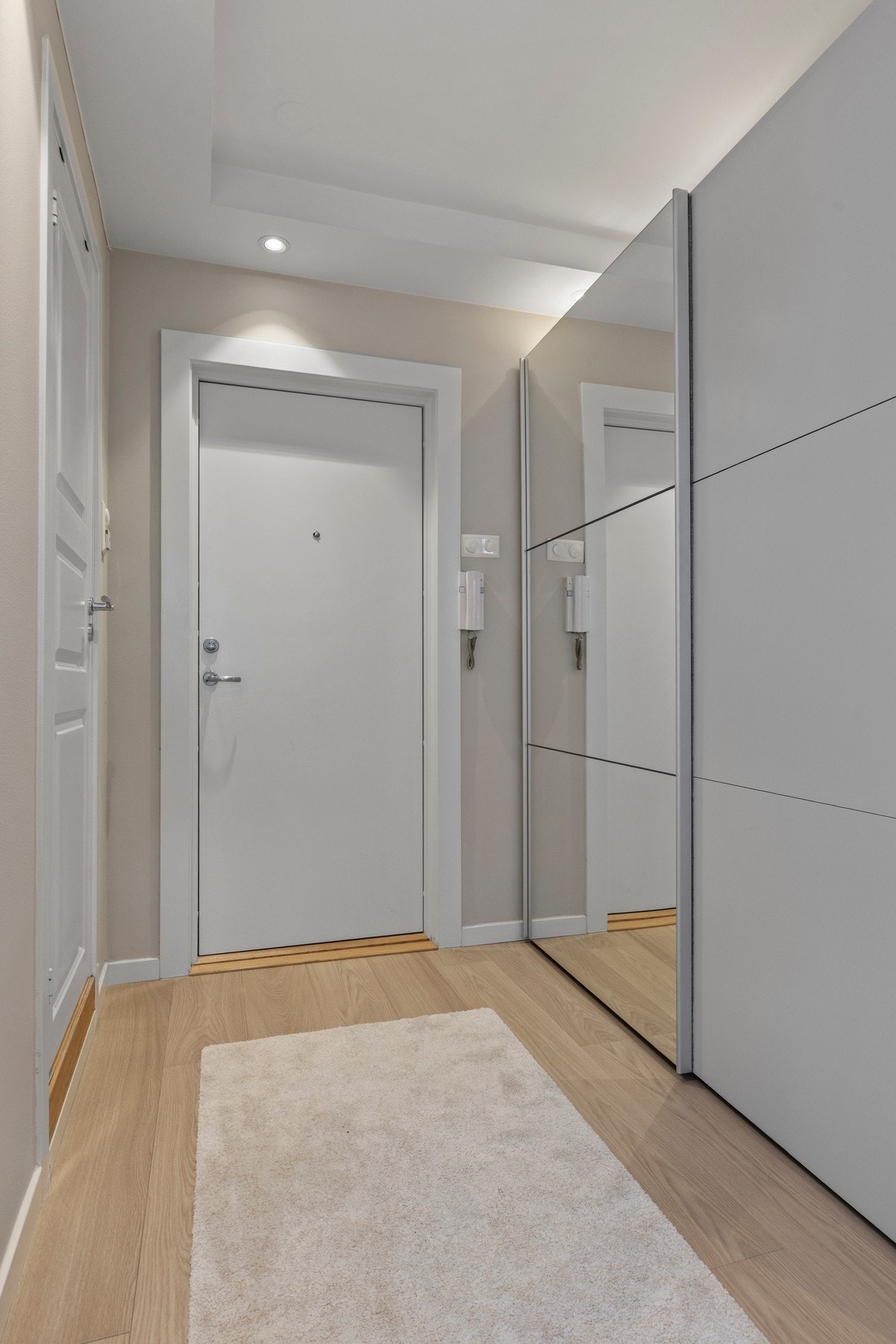 Praktisk garderobeløsning som har godt med plass til klær og sko (skapet medfølger ikke). Galleribilde