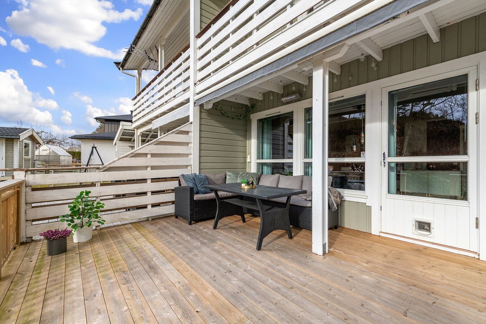 Terrassen er utstyrt med markise og terrassevarmer, som utvider brukstiden. Galleribilde