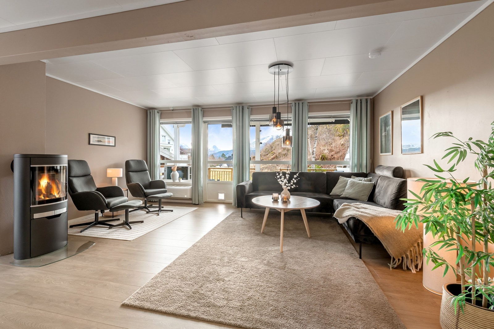 Stuen og kjøkkenet danner et allrom på 32 m² med enstavs laminatgulv og plass til flere soner. Galleribilde