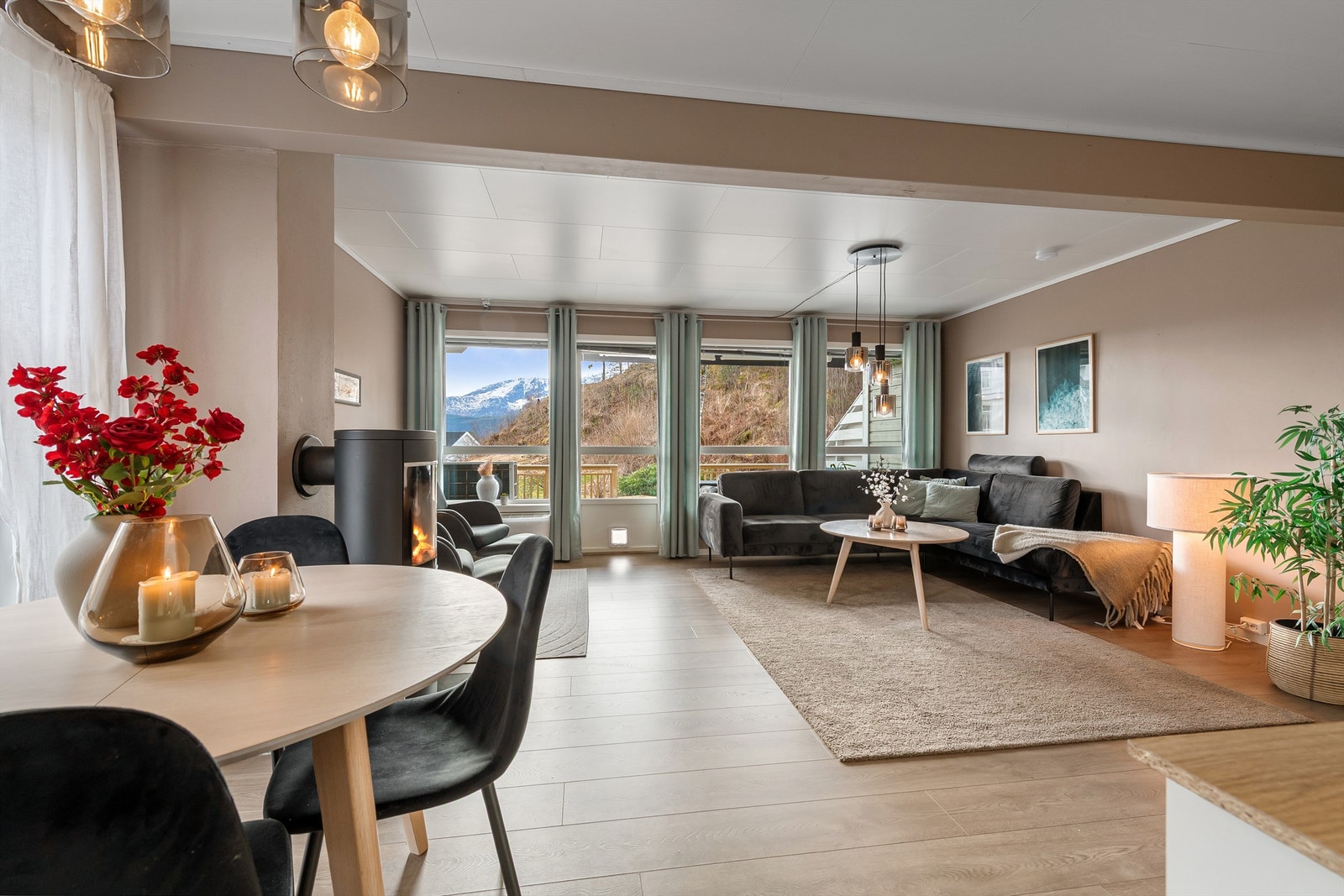 Fra stuen er det direkte utgang til en stor, sørvendt markterrasse. Galleribilde