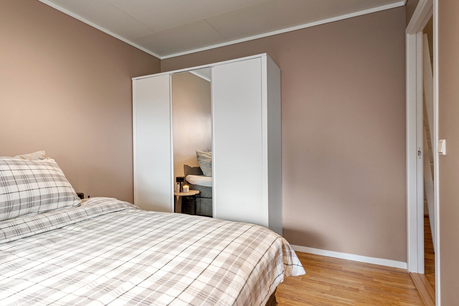 En stor skyvedørsgarderobe med tre fronter gir rikelig med oppbevaringsplass. Galleribilde