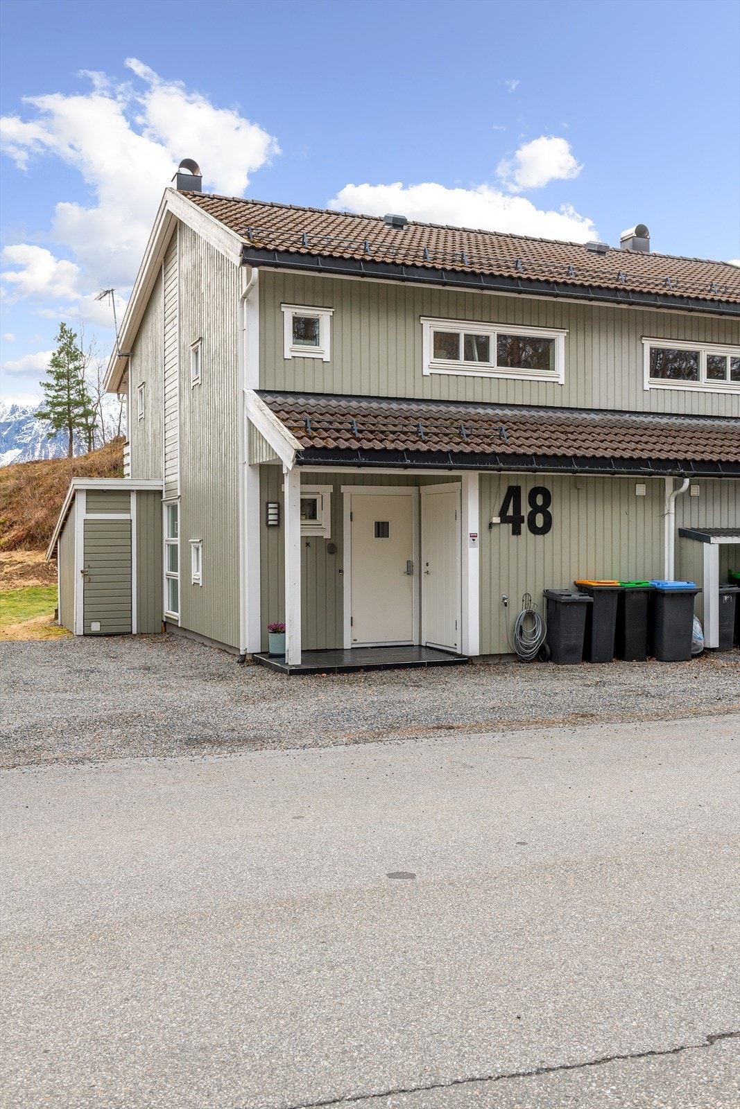 Boligen fra 2004 har en praktisk sportsbod ved inngangspartiet og god plass til parkering på egen tomt. Galleribilde