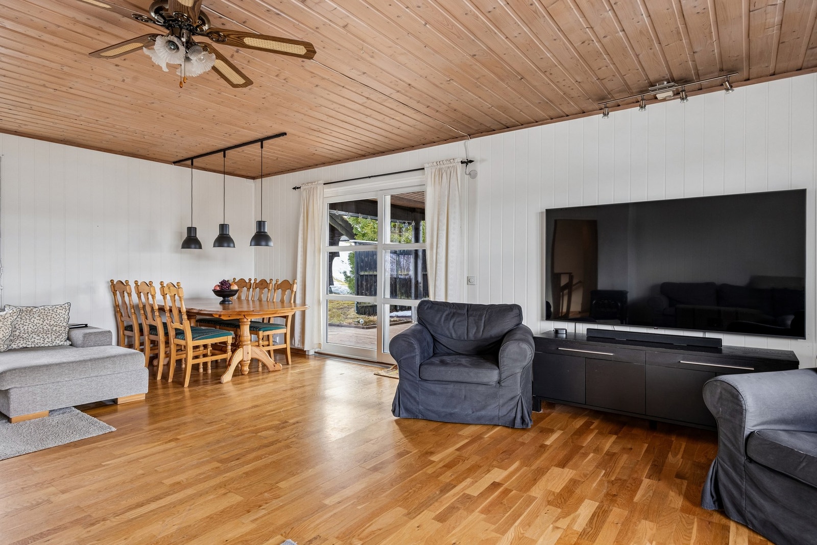 Fra stuen er det praktisk adkomst ut til stor terrasse Galleribilde