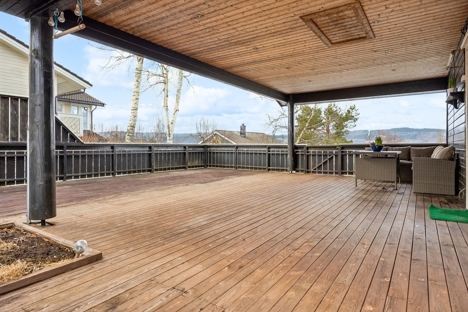 Stor delvis overbygd terrasse Galleribilde