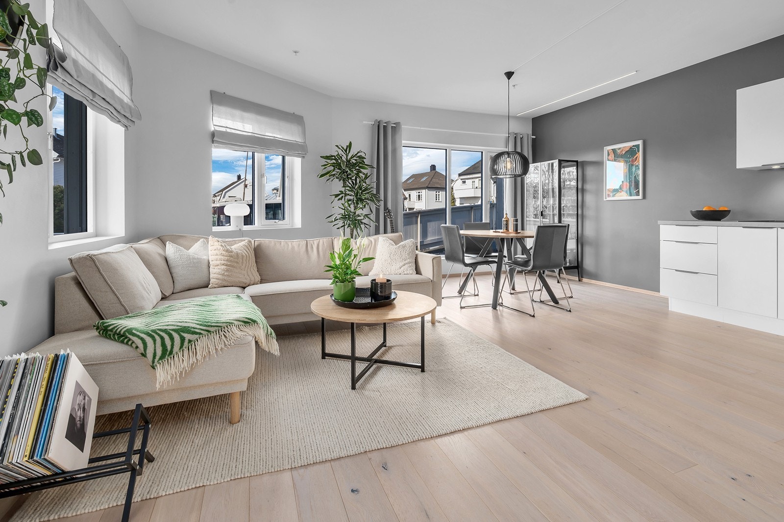 Luftig stue med mye vinduer som gir godt med naturlig lys Galleribilde