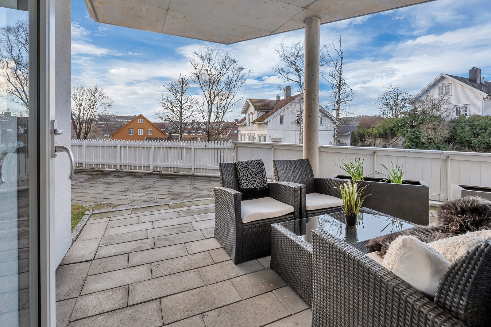 Leiligheten har en lun og solrik terrasse med overbygg Galleribilde