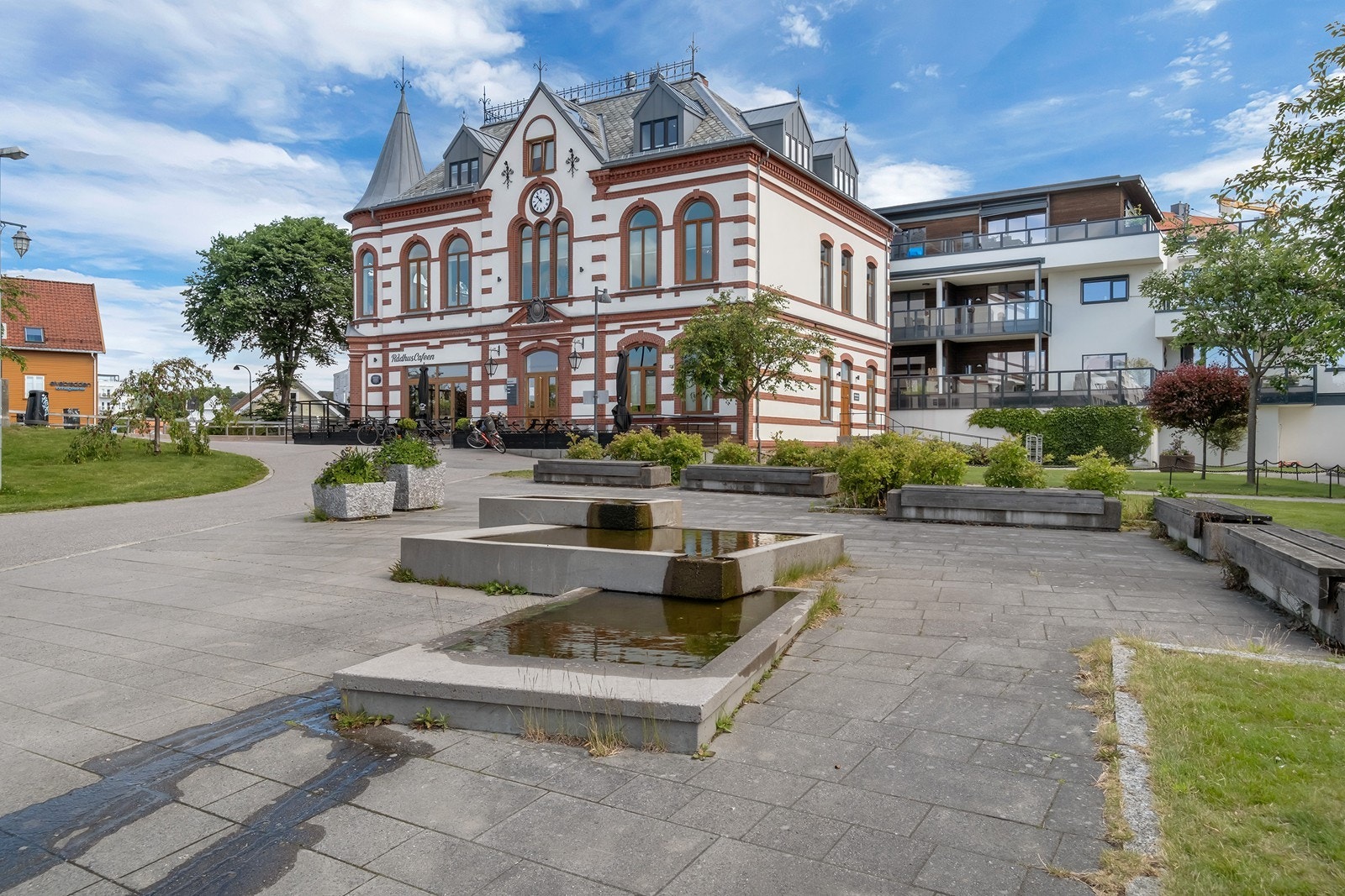 Rådhuscafèen ligger like ved Galleribilde