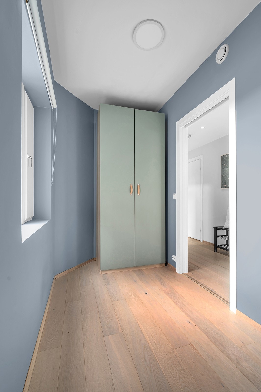 Soverom 2 med garderobeskap Galleribilde