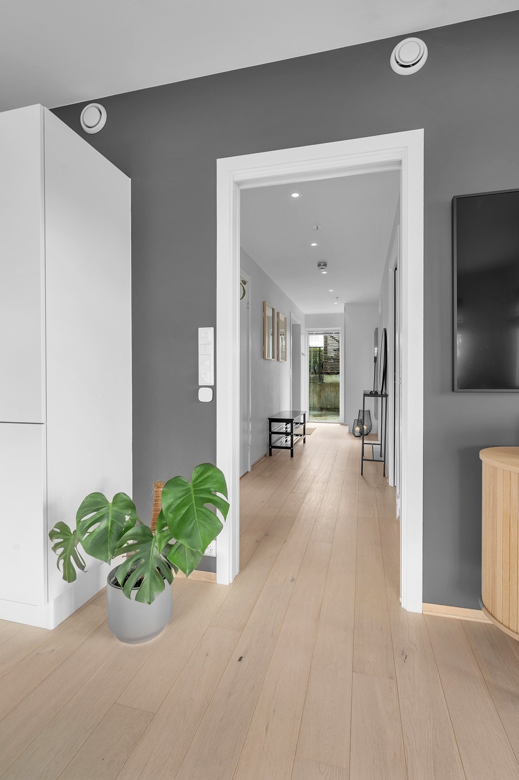 Lys entrè med garderobeskap Galleribilde