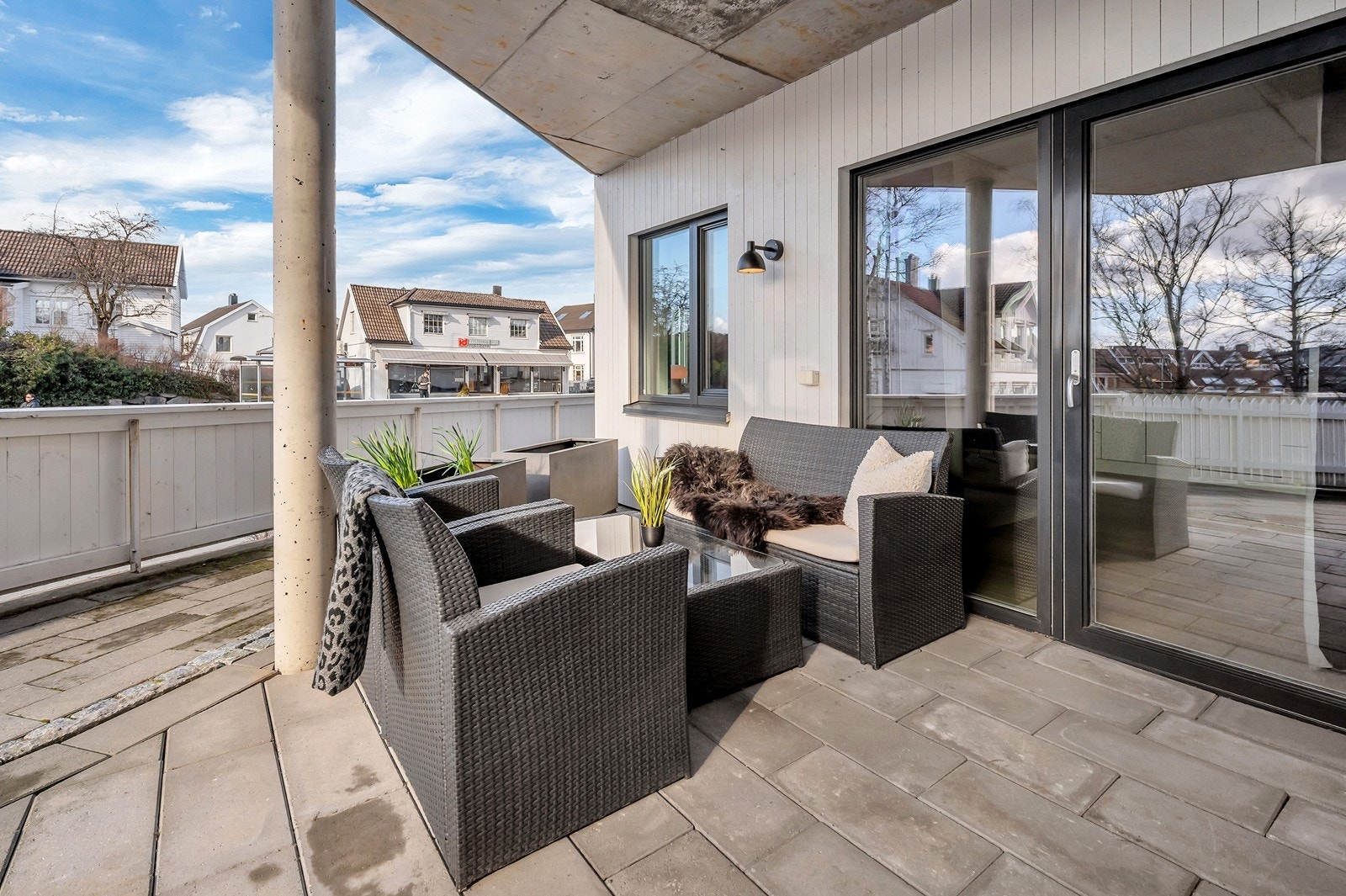 Lun terrasse med utgang fra stue Galleribilde