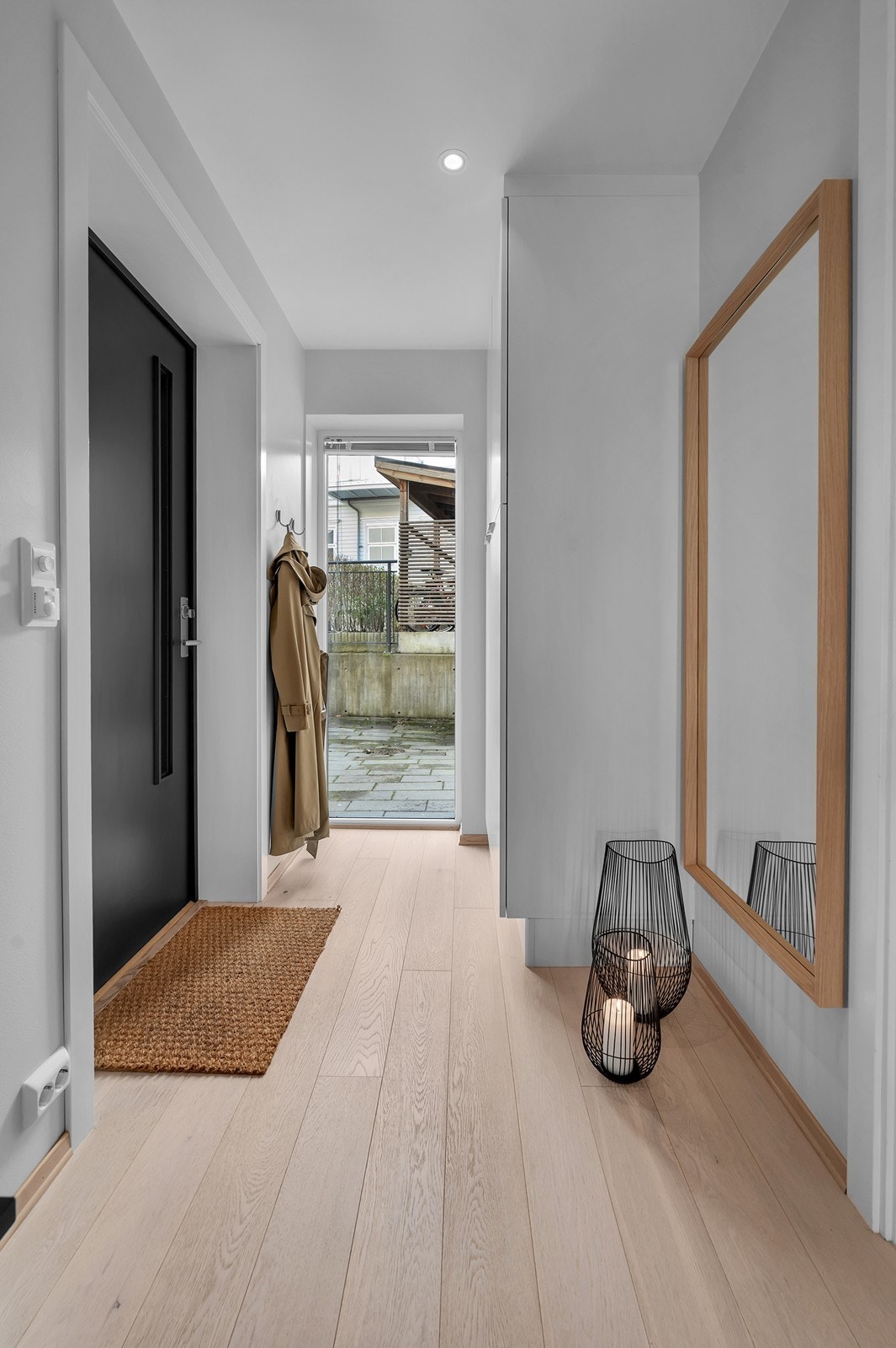 Lys entrè med garderobeskap Galleribilde