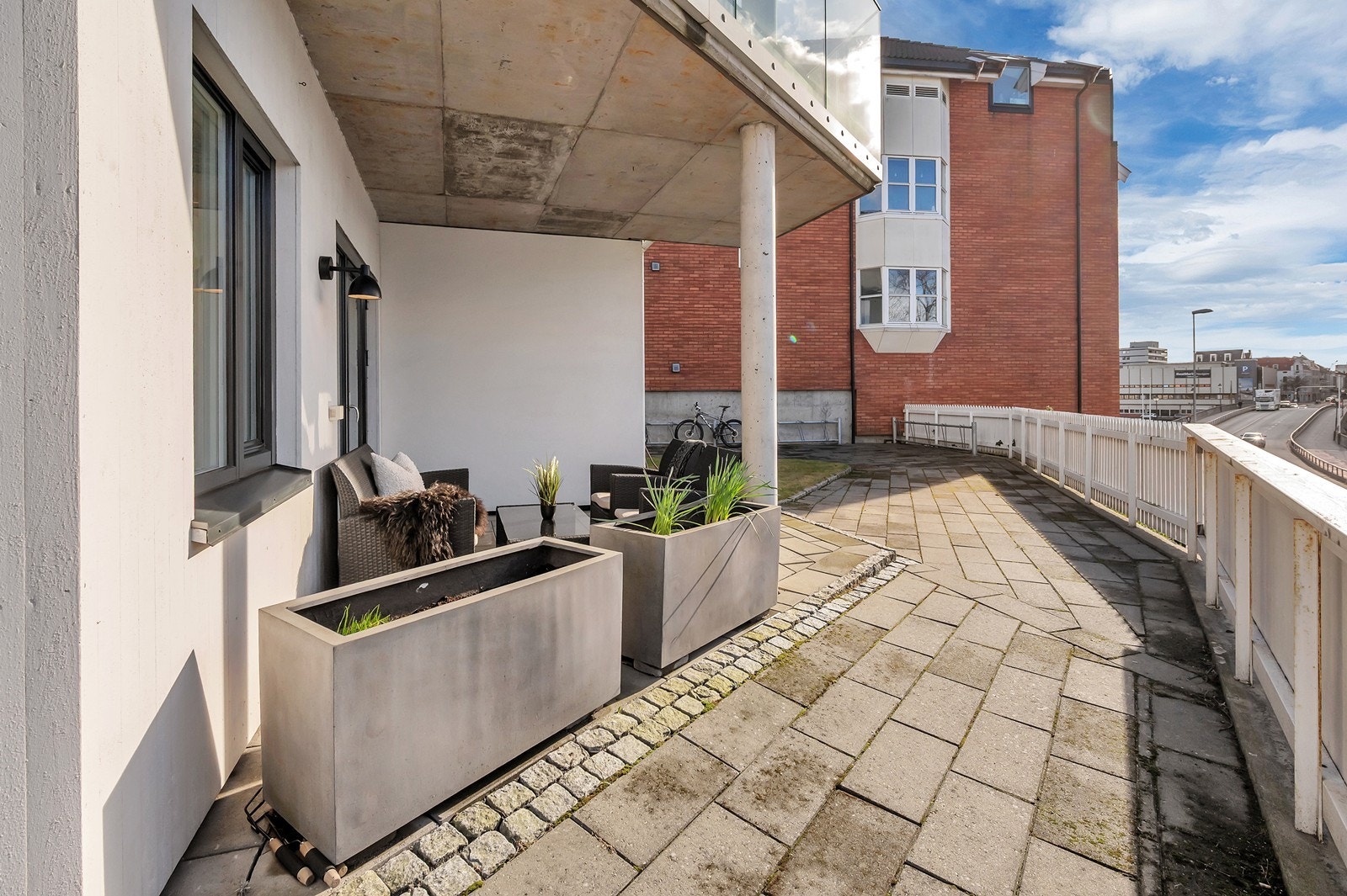 Flott usjenert terrasse med utgang fra stue Galleribilde