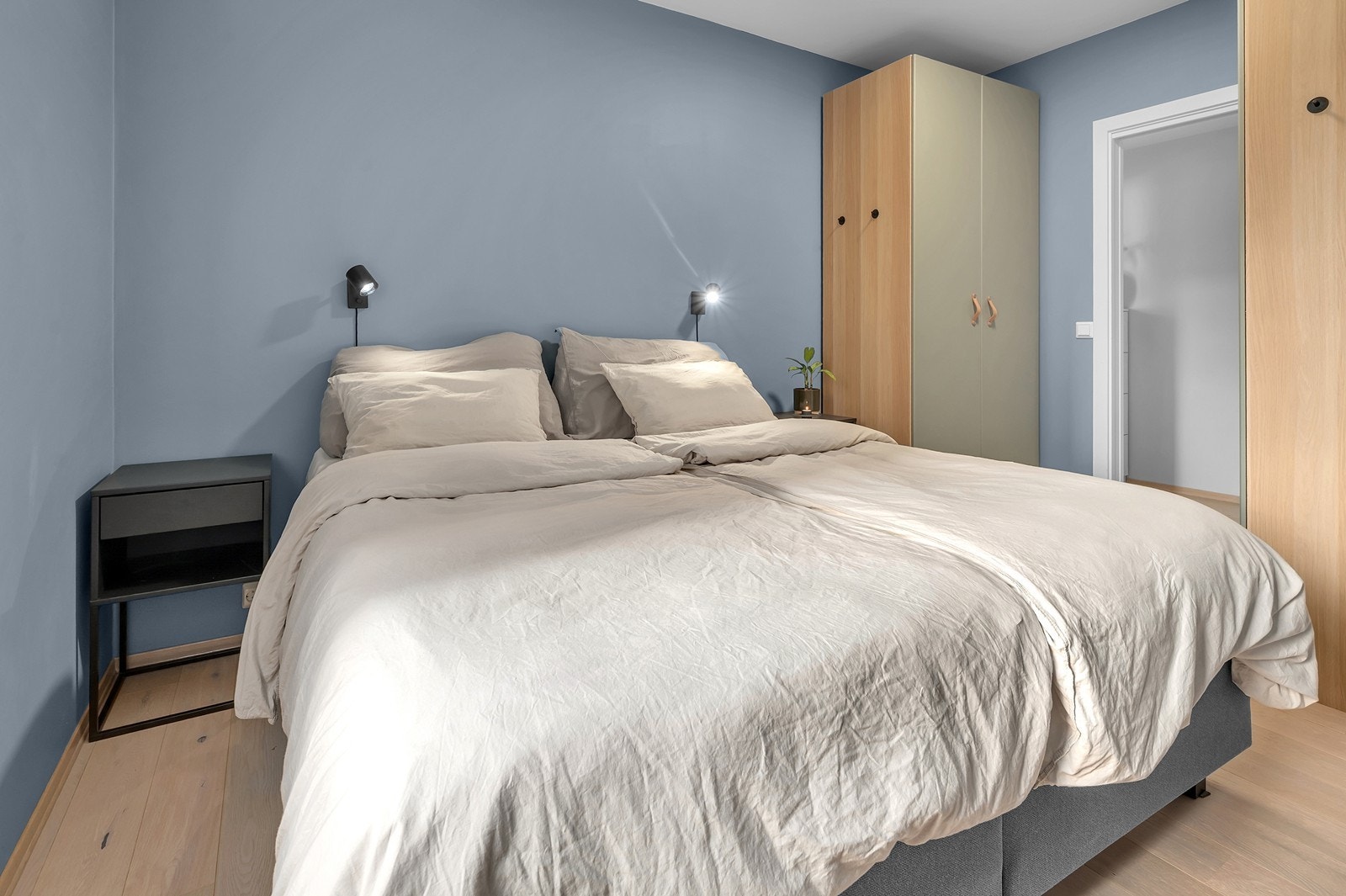 Soverom 1 med garderobeskap Galleribilde