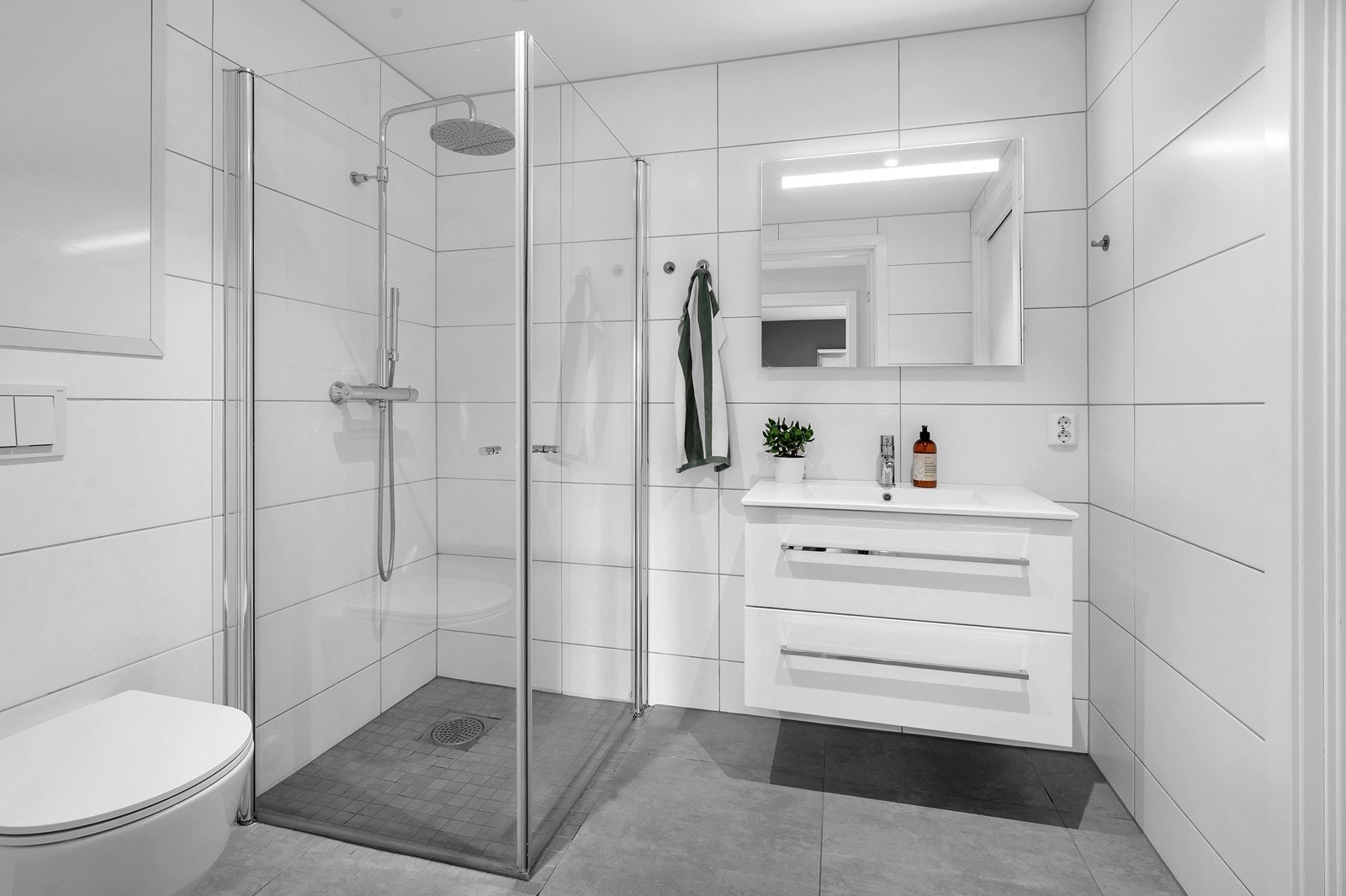 Pent flislagt bad med eget vaskerom Galleribilde