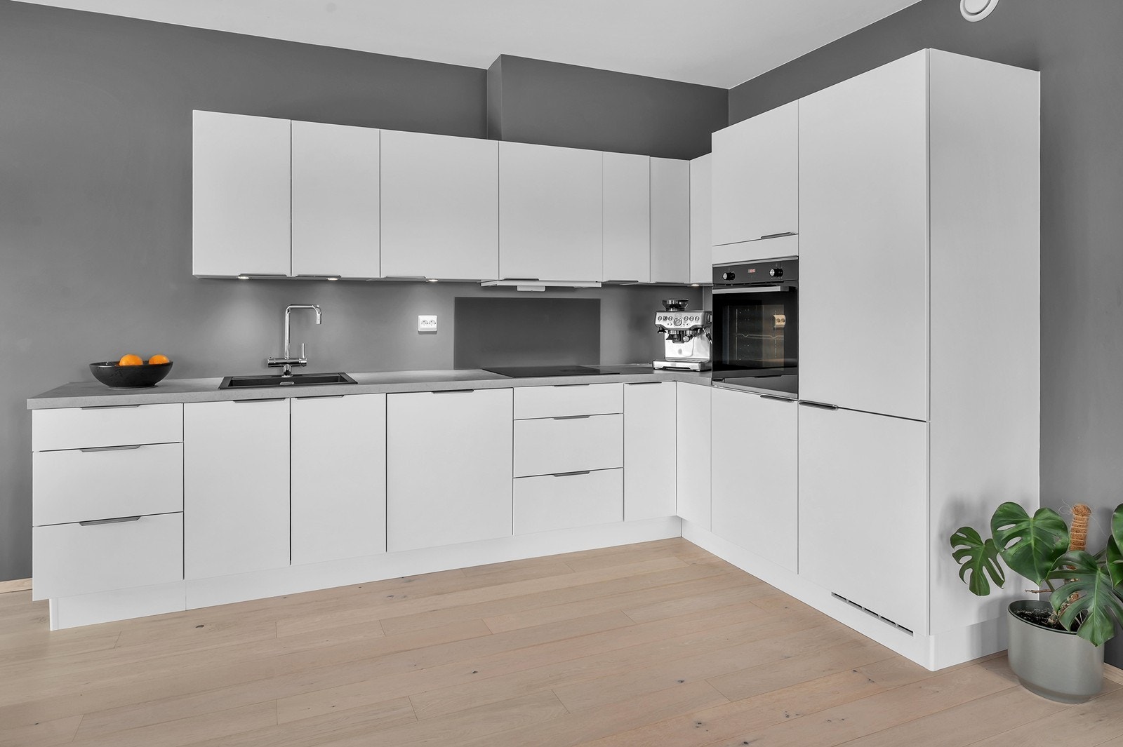 Pen kjøkkeninnredning fra Strai med integrerte hvitevarer Galleribilde