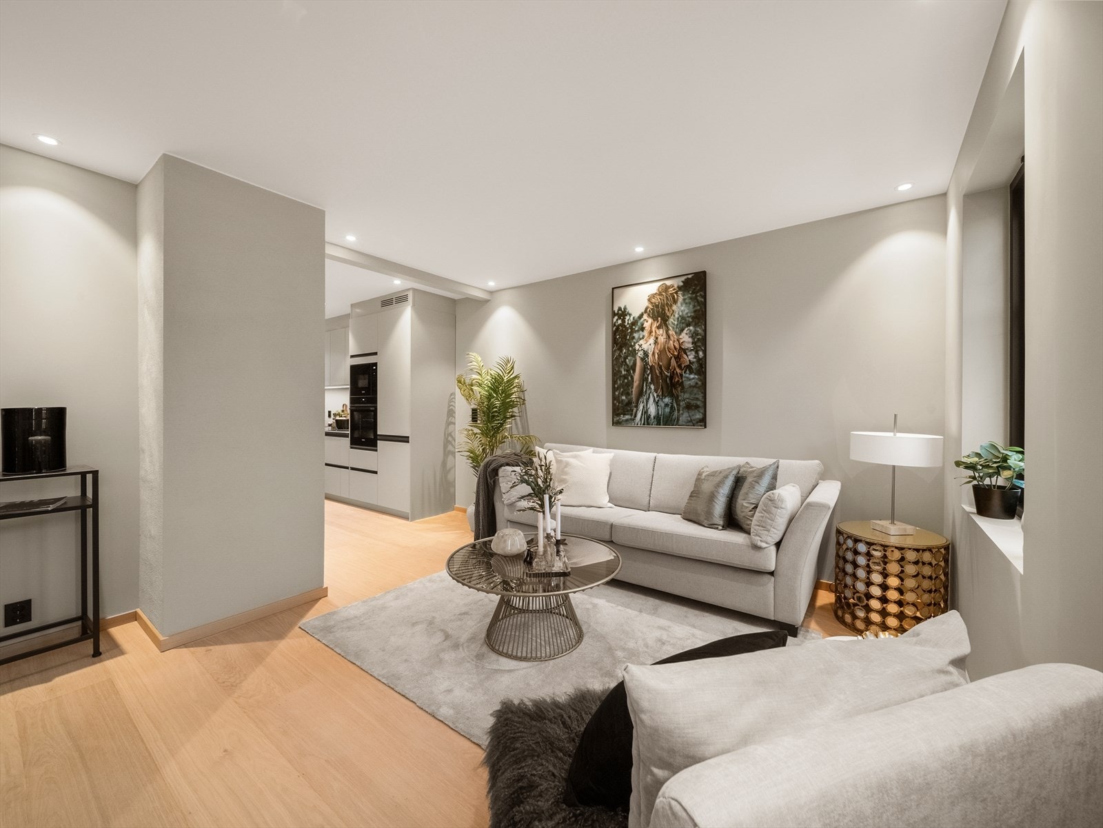 Leiligheten går over to plan og fremstår som svært lekker med gjennomgående høy standard Galleribilde