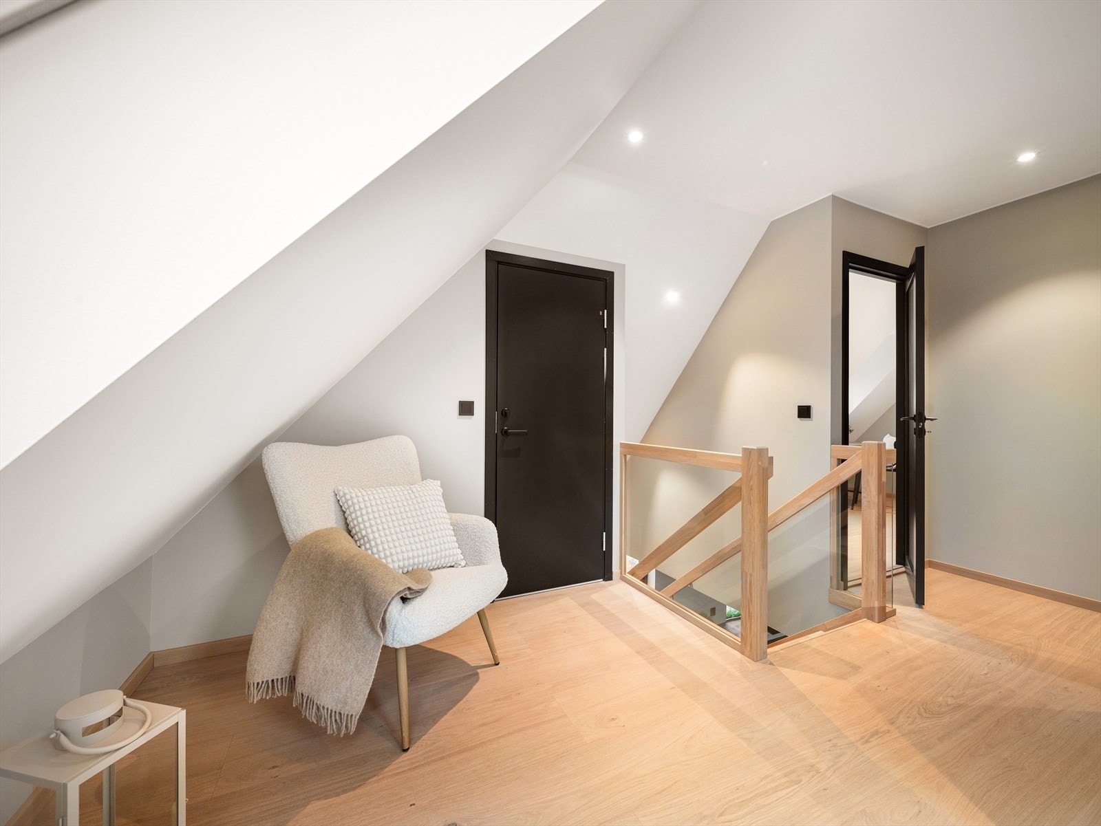 Videre opp i 2. etasje finner man en loftstue med plass til en hyggelig sofakrok Galleribilde