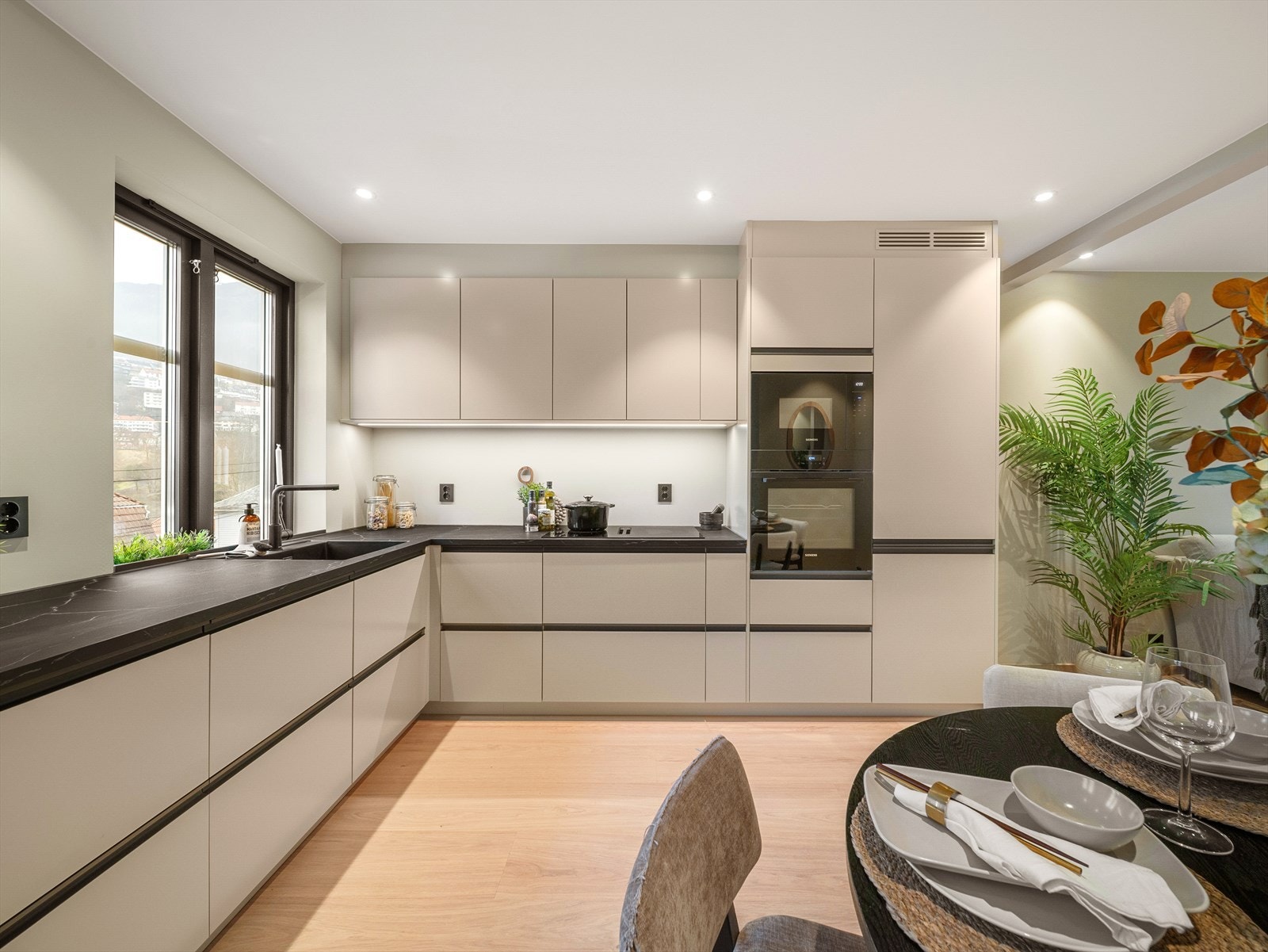 Kjøkkeninnredning fra Drømmekjøkkenet med glatte fronter og rikelig med skap- og benkeplass Galleribilde