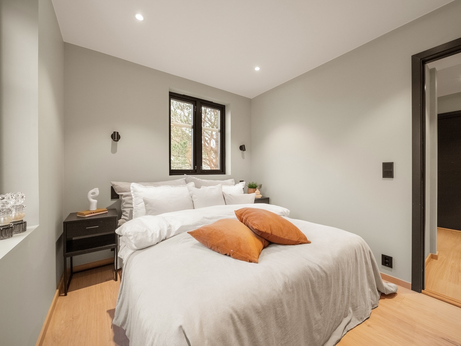 Her er det god plass til dobbeltseng med tilhørende nattbord Galleribilde