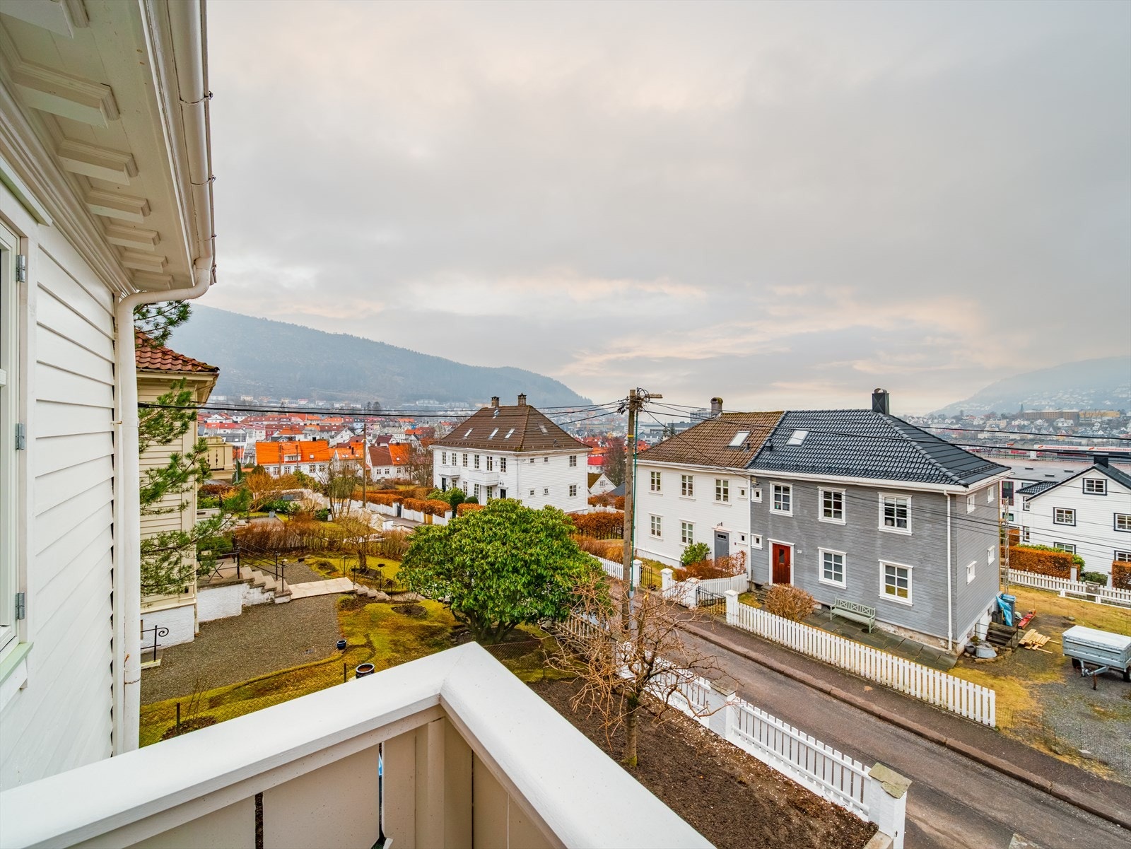 Fin utsikt over nærområdet og mot de omkringliggende fjellene. Galleribilde