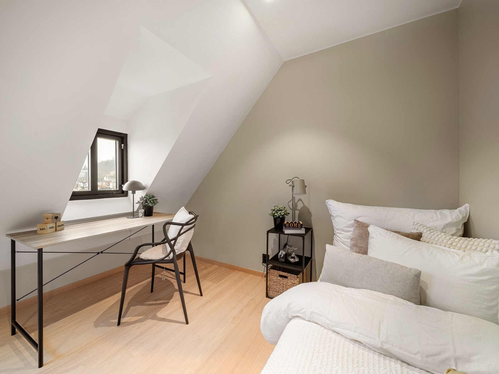 Begge med plass til seng og kontorpult Galleribilde