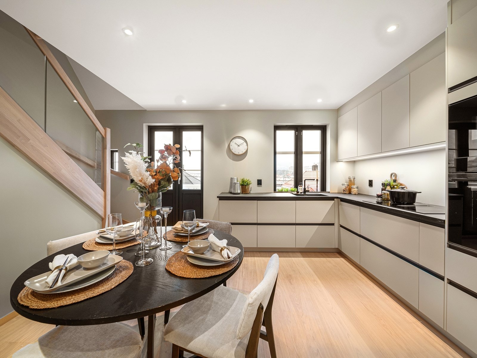 Overflatene fremstår gjennomgående delikate, med gulv i herdet tre med børstet lakkoverflate og malte, slette vegger i en moderne beige fargetone Galleribilde