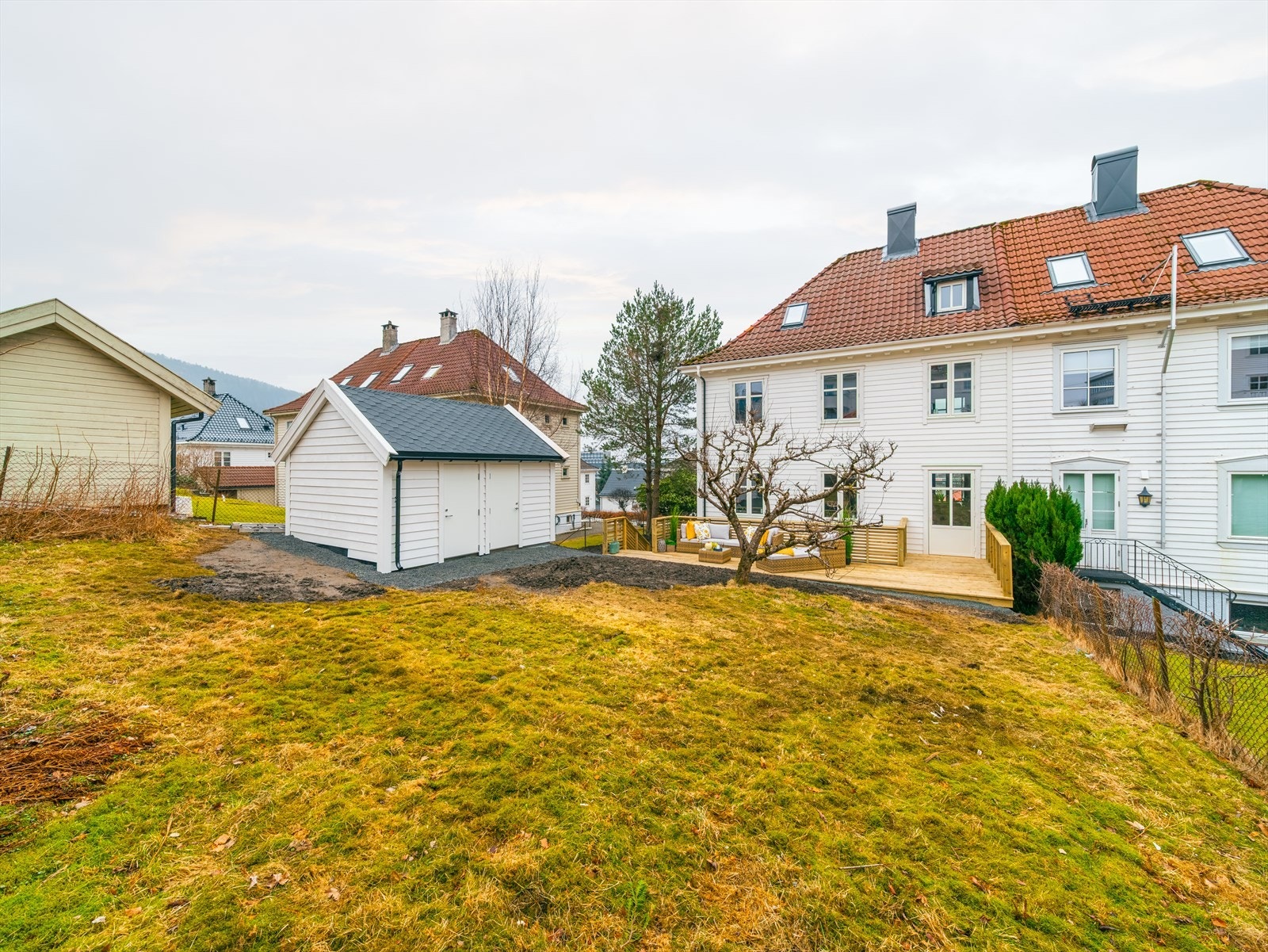 Sameiet har en romslig felles tomt med gode uteområder Galleribilde