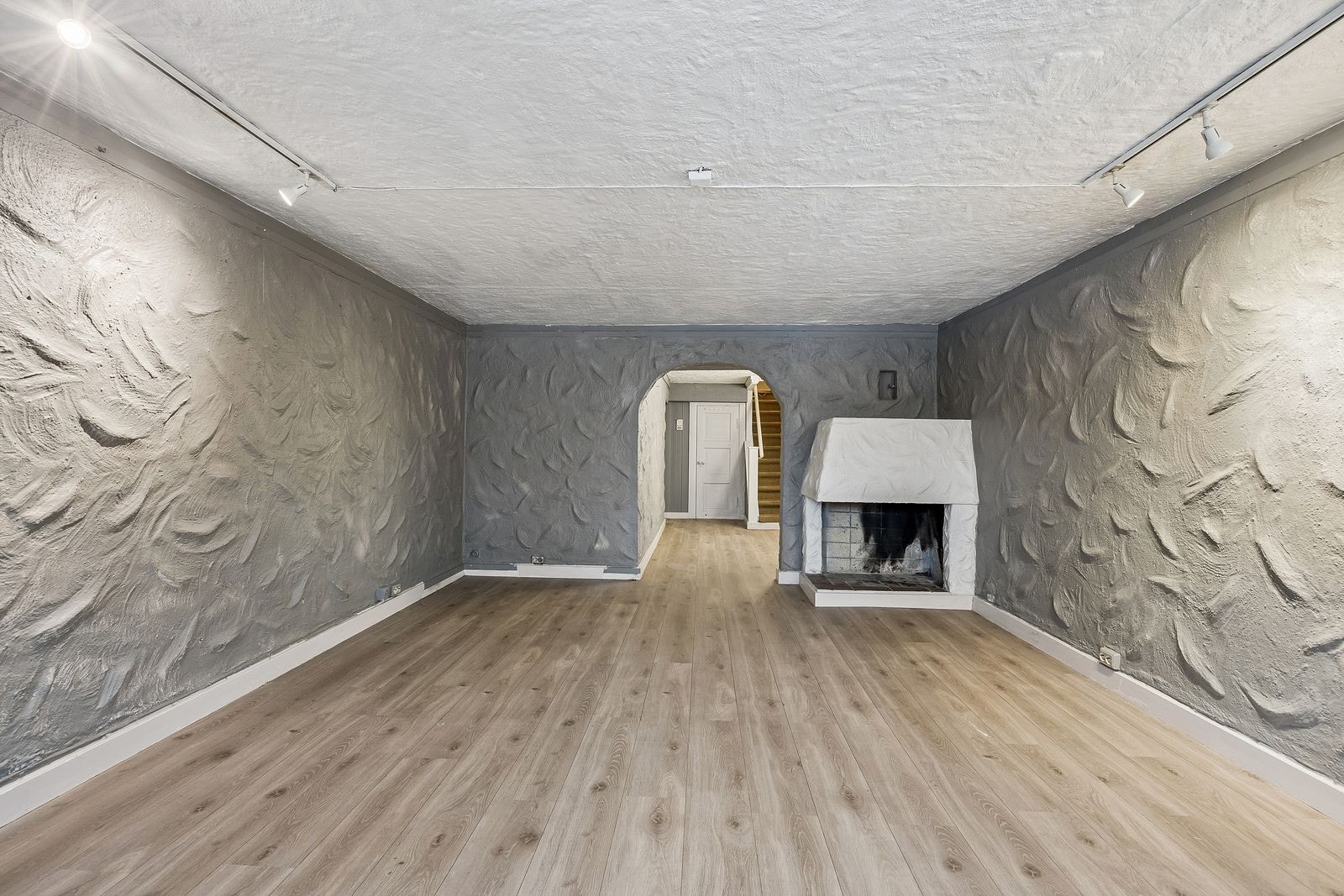 Disponibelt rom i kjeller brukt som kjellerstue. Herfra er det utgang til hagen Galleribilde