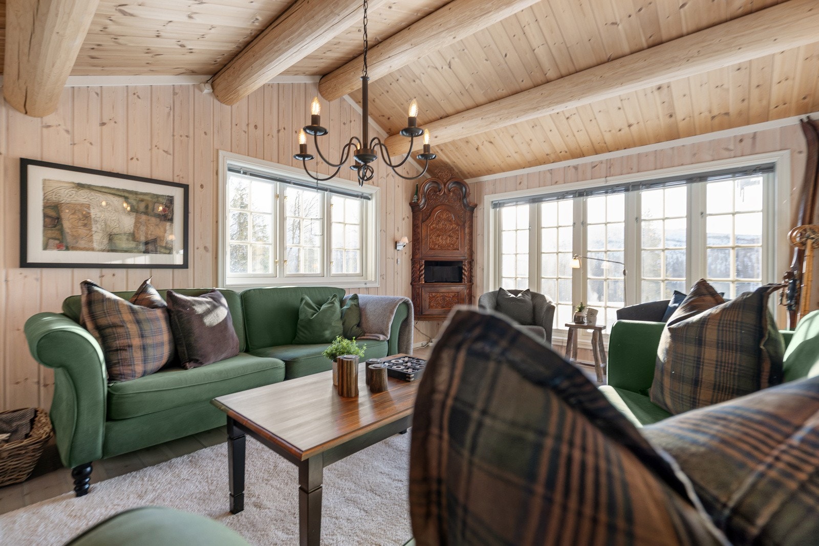 Hytta har en gjennomgående god standard og er tilbygget og modernisert de senere årene Galleribilde