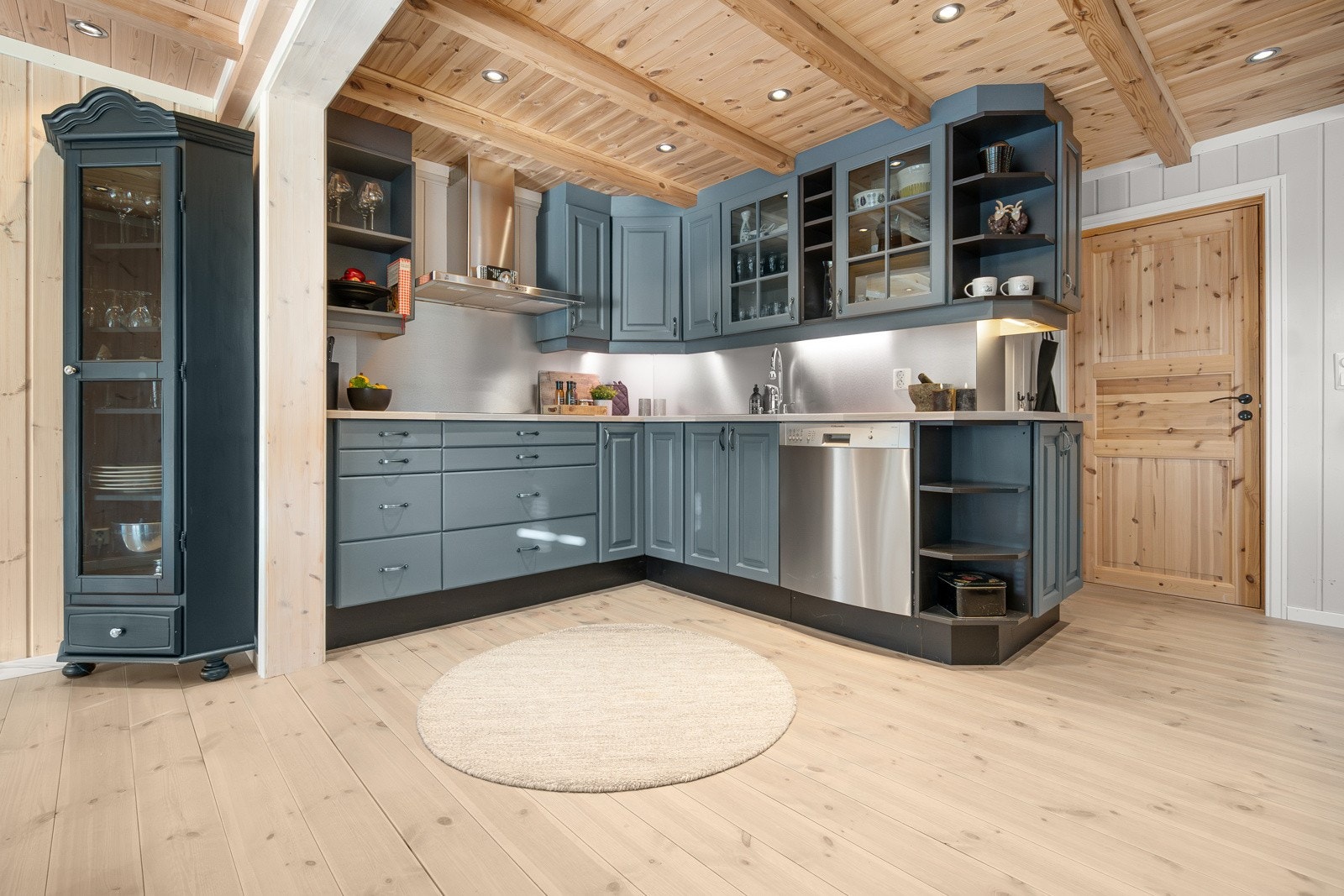 Her finner du både under- og overskap med profilerte fronter, samt en benkeplate med nedfelt vask og platetopp. Galleribilde