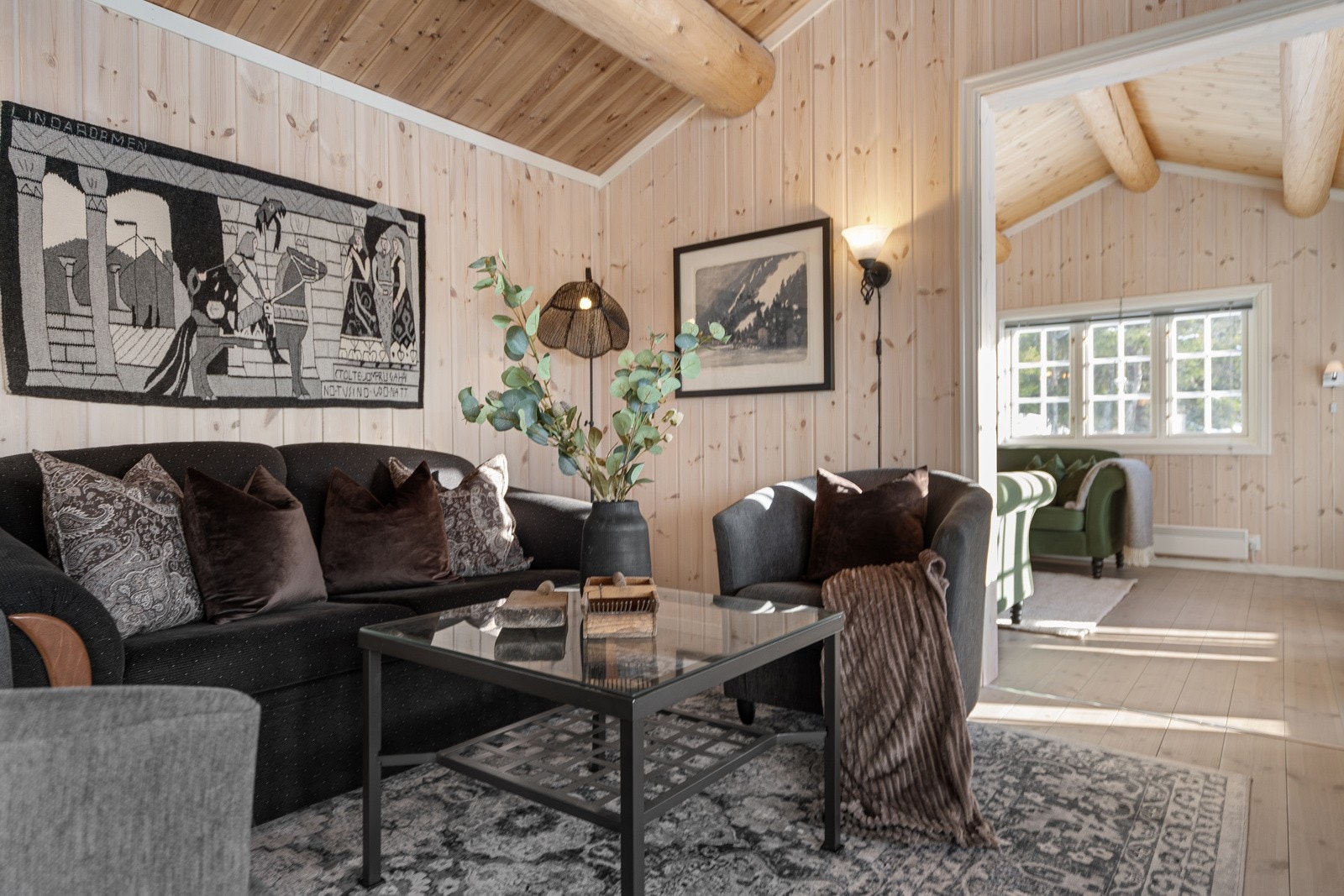 Begge stuene har gode innredningsmuligheter og rikelig plass til både komfortable sofaer og andre sittemøbler Galleribilde