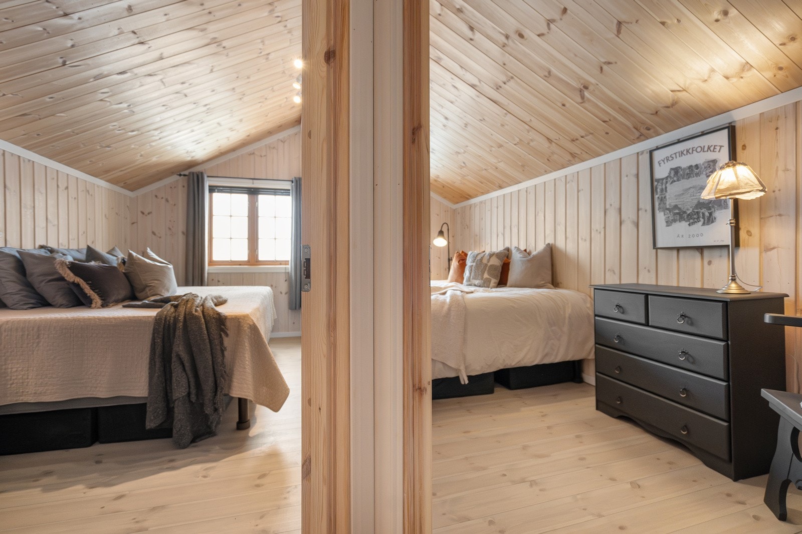 I 2. etasje finner du tre av hyttas fire soverom, alle romslige og med plass til dobbeltsenger, nattbord og kommoder Galleribilde