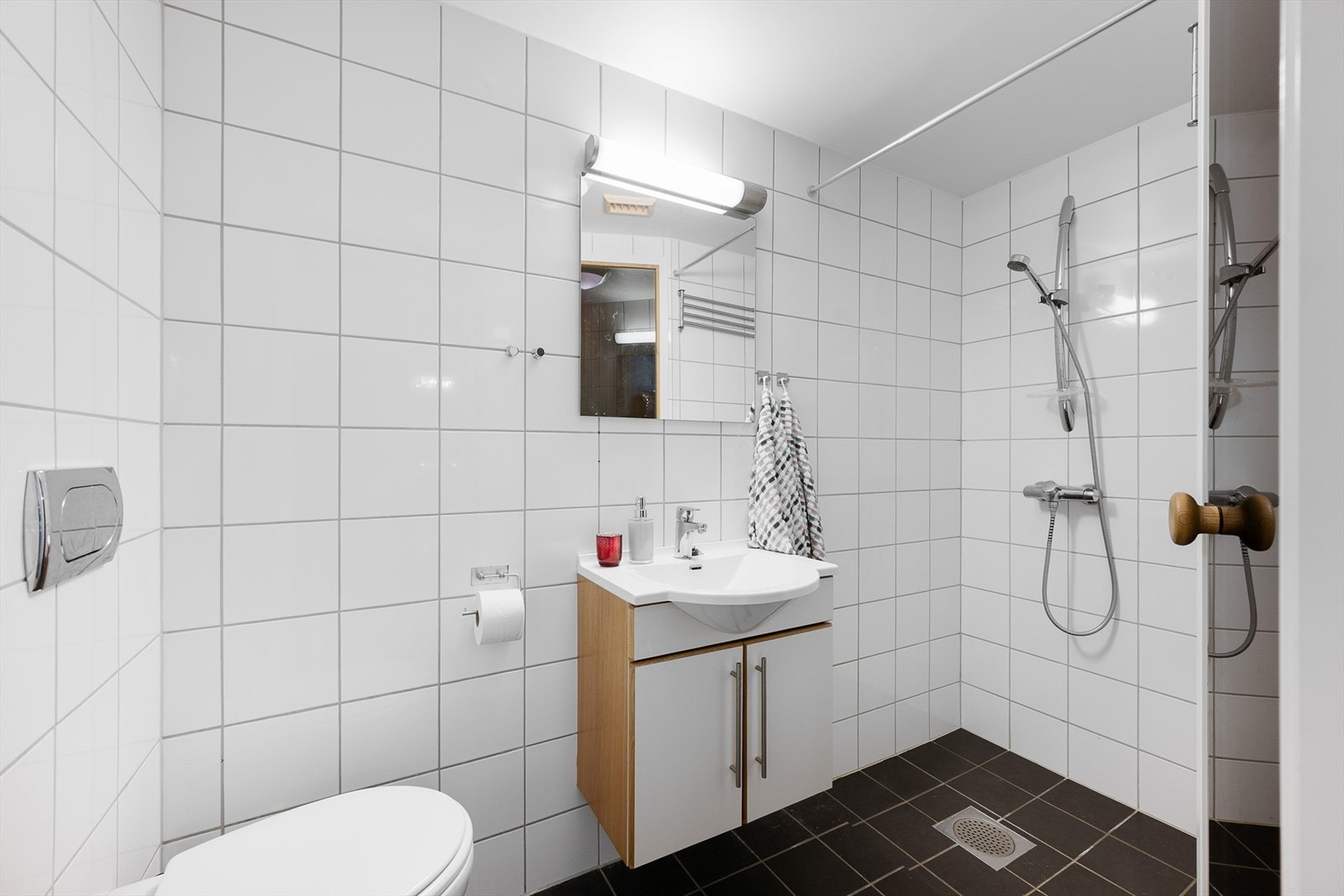 Badet har lyse fliser og varmekabler i gulvet. Galleribilde