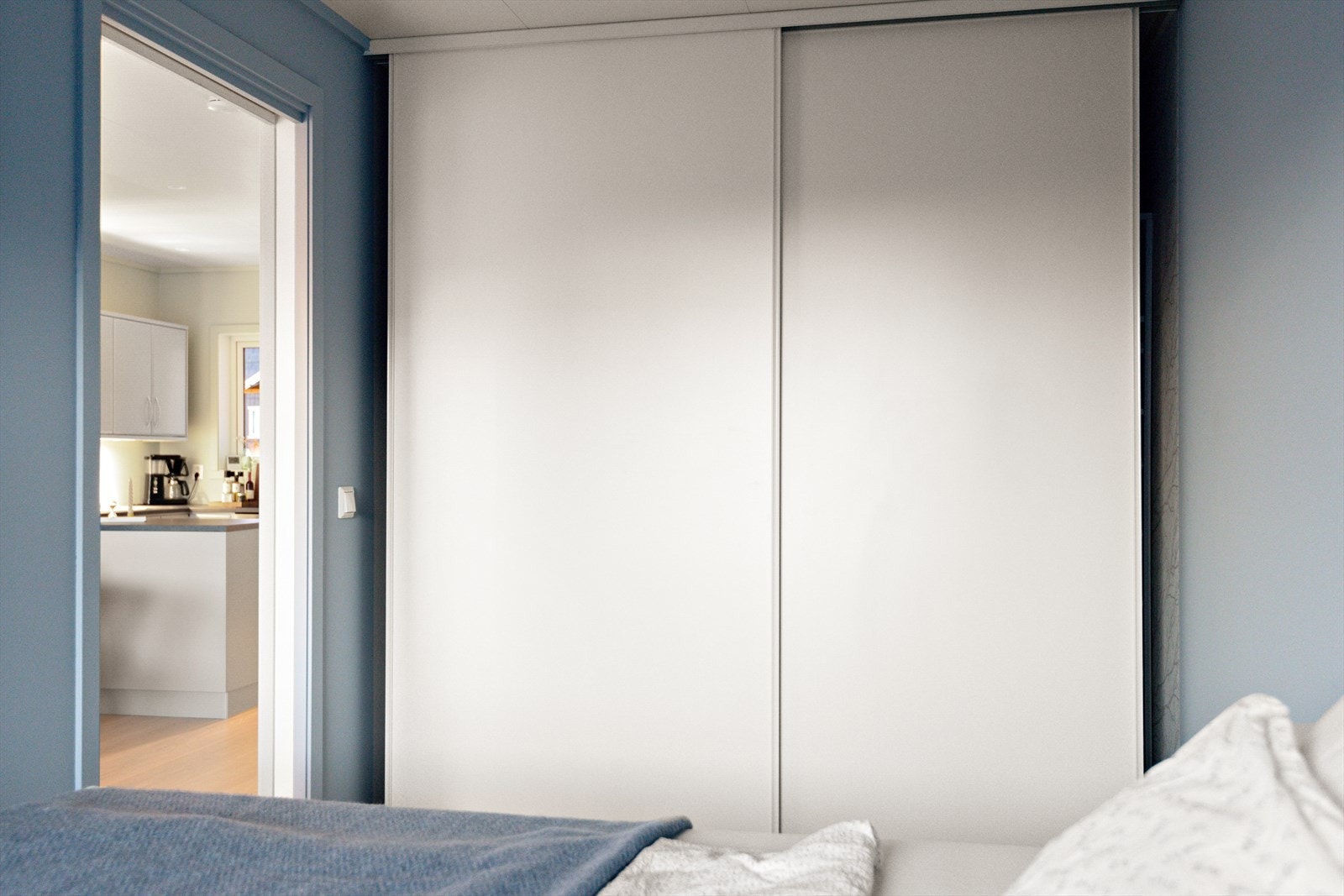 I soverommet er det montert skyvedørsgarderobe for oppbevaring av tøy. Galleribilde