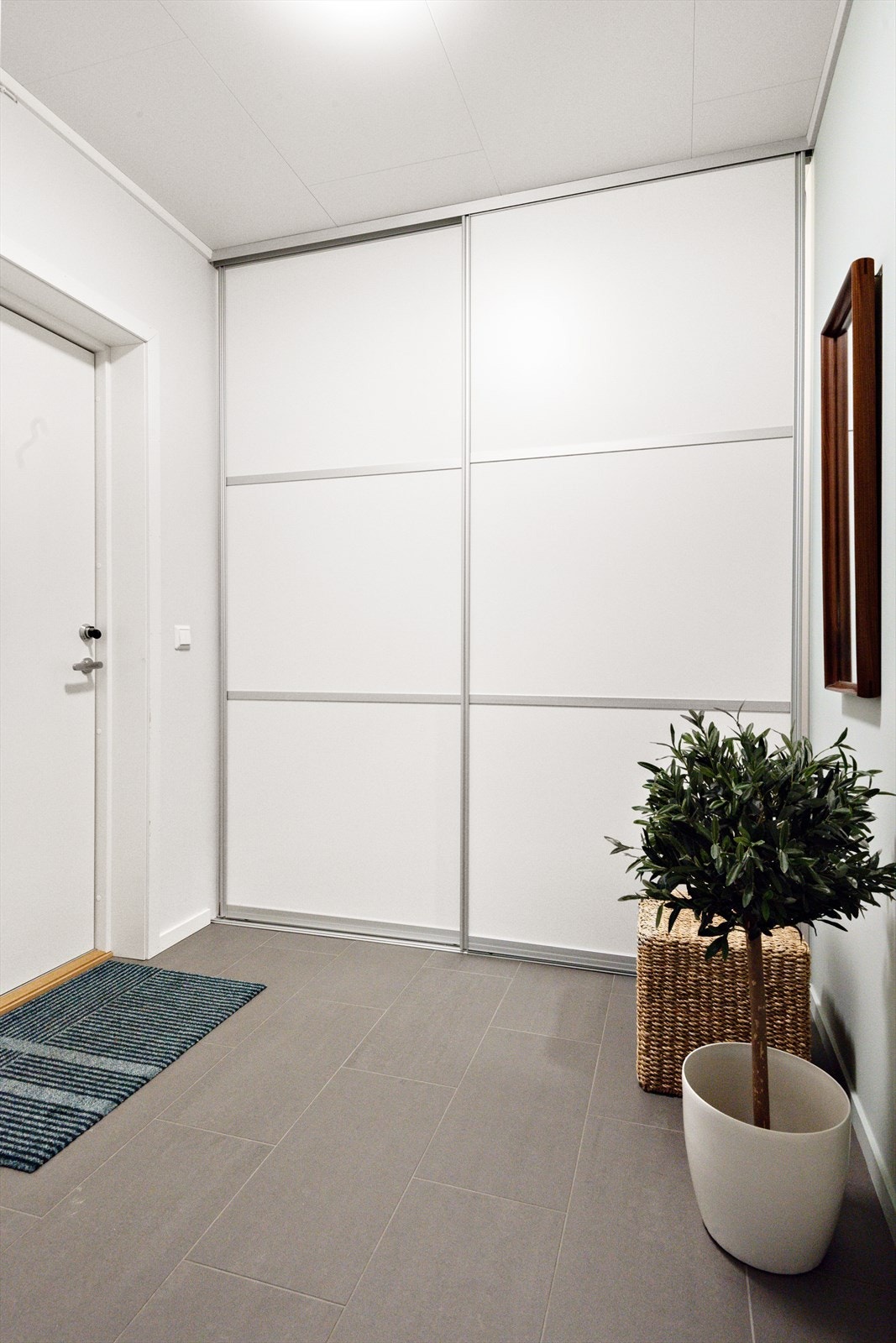 I yttergang er det montert skyvedørsgarderobe som rommer godt med plass for yttertøy. Galleribilde