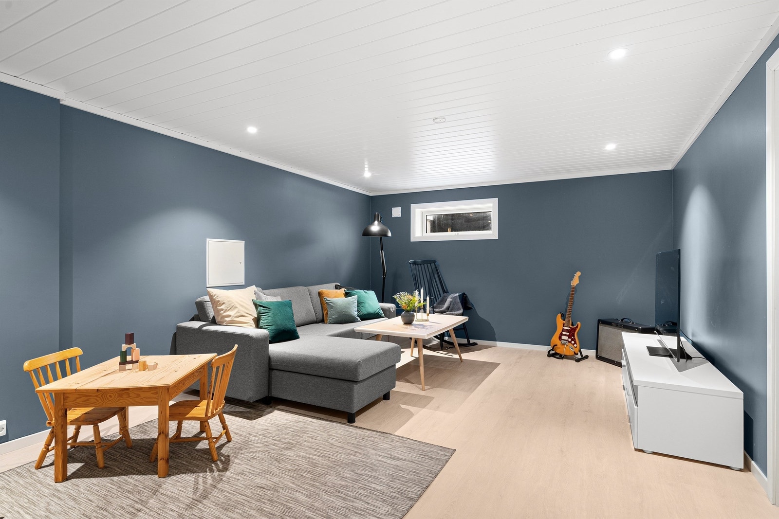 Kjellerstuen gir en ekstra sone for lek, filmkvelder eller en egen ungdomsavdeling. Galleribilde