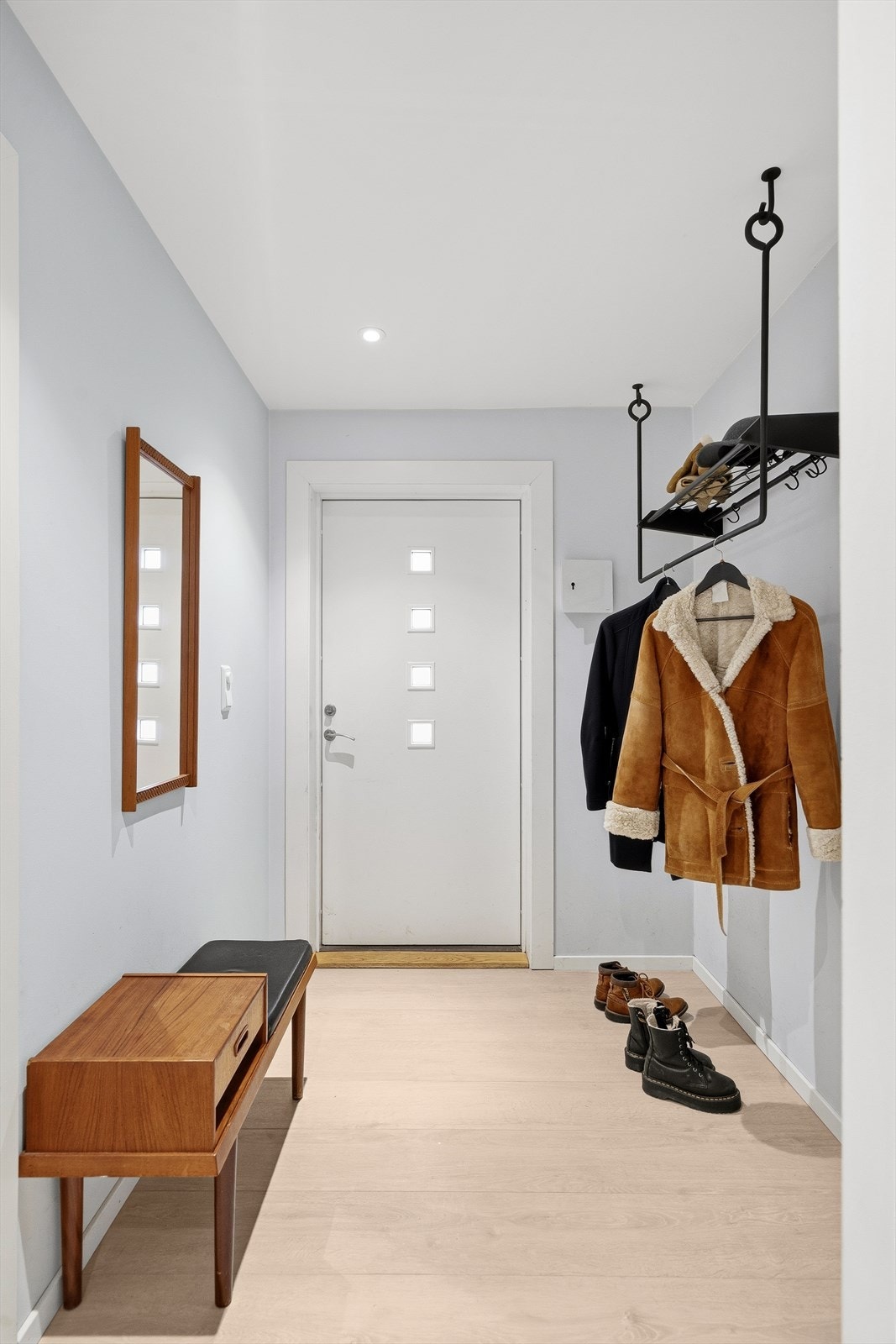 Entréen ønsker velkommen inn i boligen. Laminatgulvet er gjennomgående i store deler av etasjen. Galleribilde