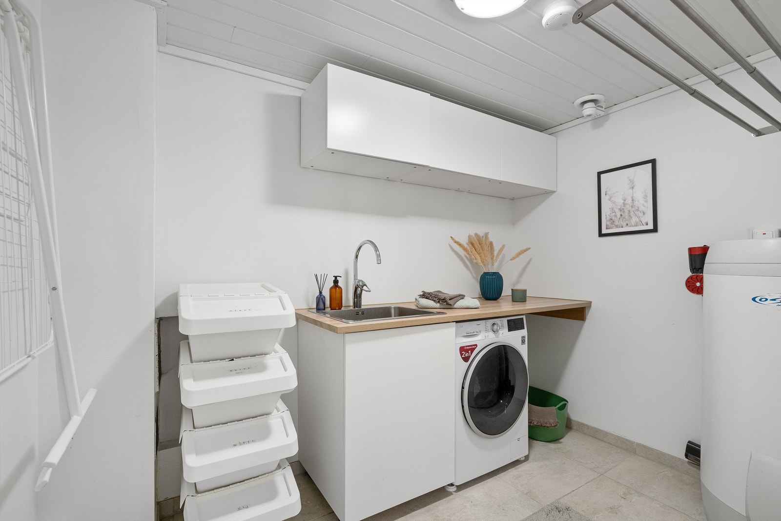 Praktisk, separat vaskerom fra 2018 med flislagt gulv med varme, utslagsvask og opplegg for vaskemaskin. Galleribilde