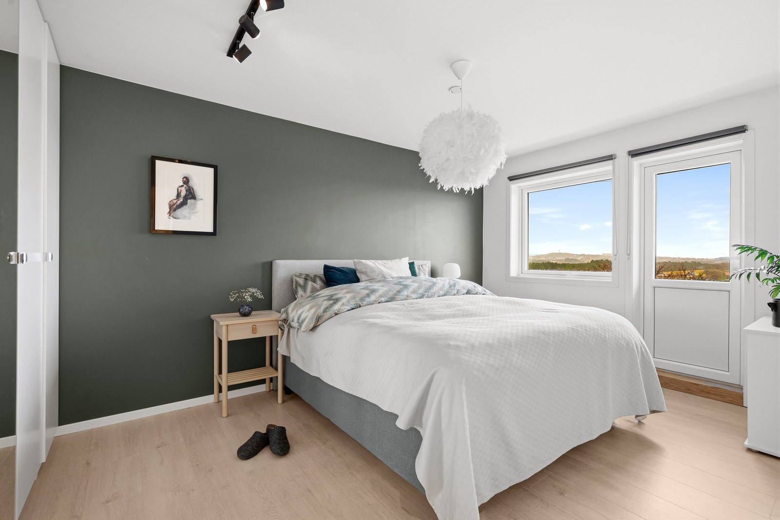 Hovedsoverommet i første etasje har utgang til en egen, mindre balkong på ca. 3 m². Galleribilde