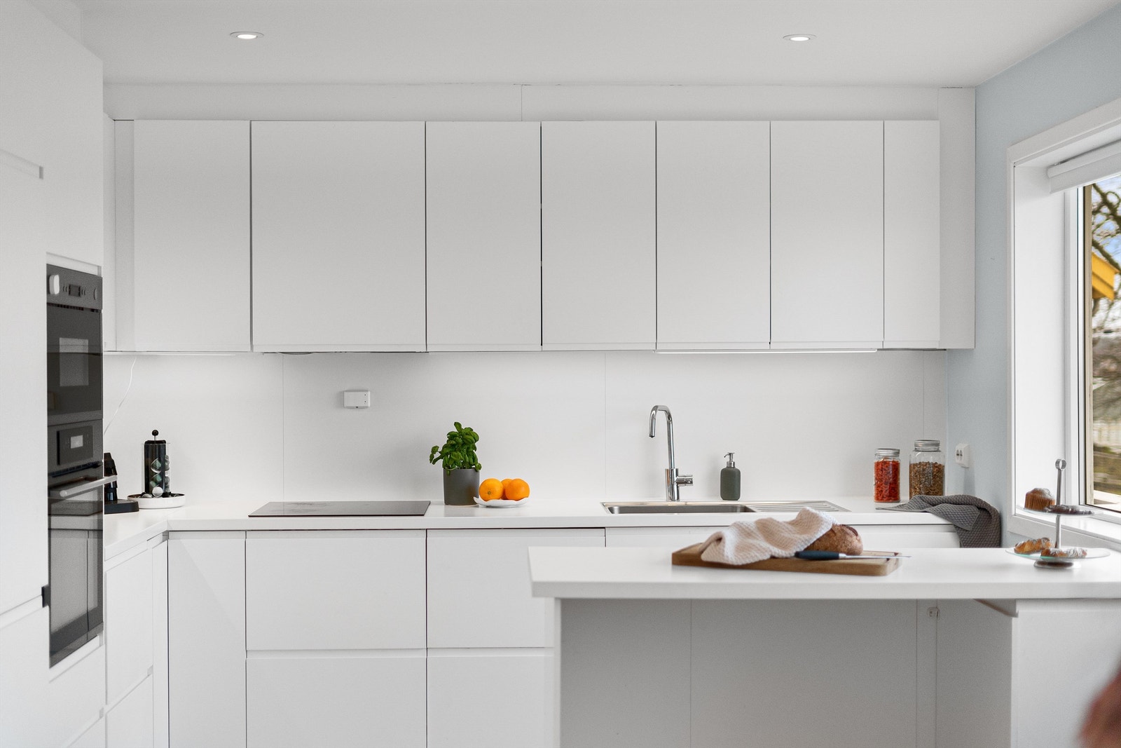 God skapplass i både over- og underskap. For trygghet er det installert komfyrvakt og automatisk vannstopper. Galleribilde