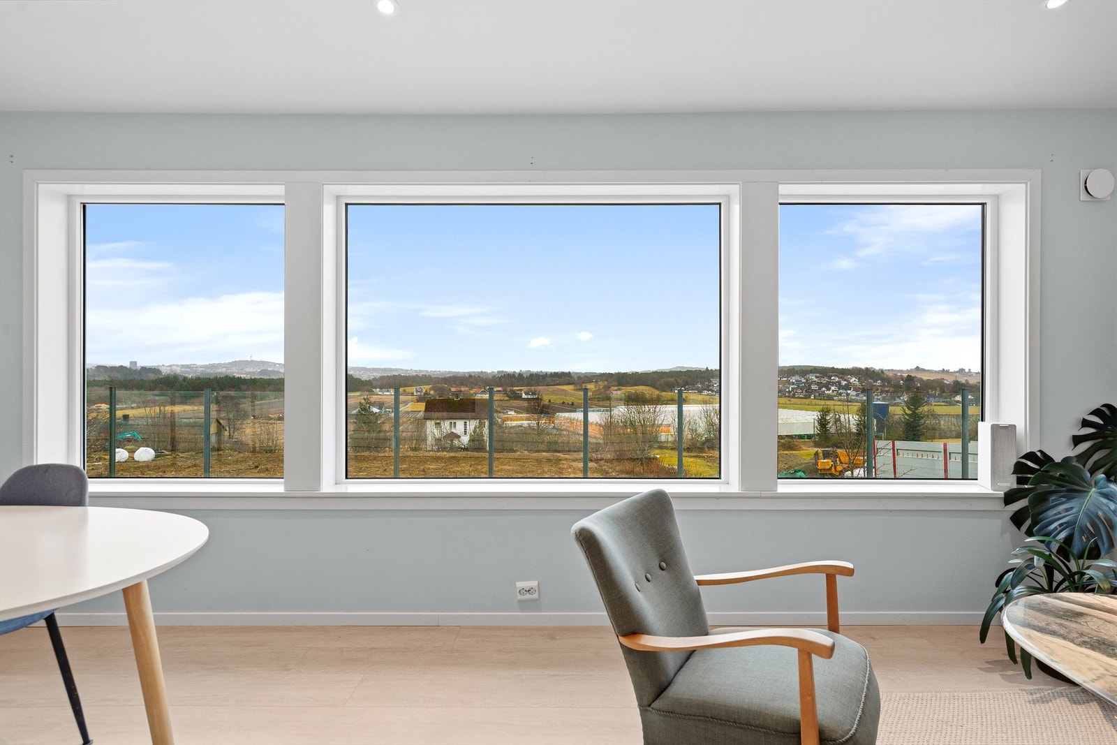 De store vinduene i stuen rammer inn den flotte utsikten og gir en følelse av å bo tett på naturen. Galleribilde