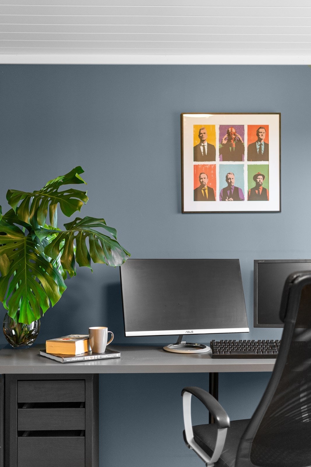 Et perfekt rom for hjemmekontor med god plass til arbeidsstasjon. Galleribilde