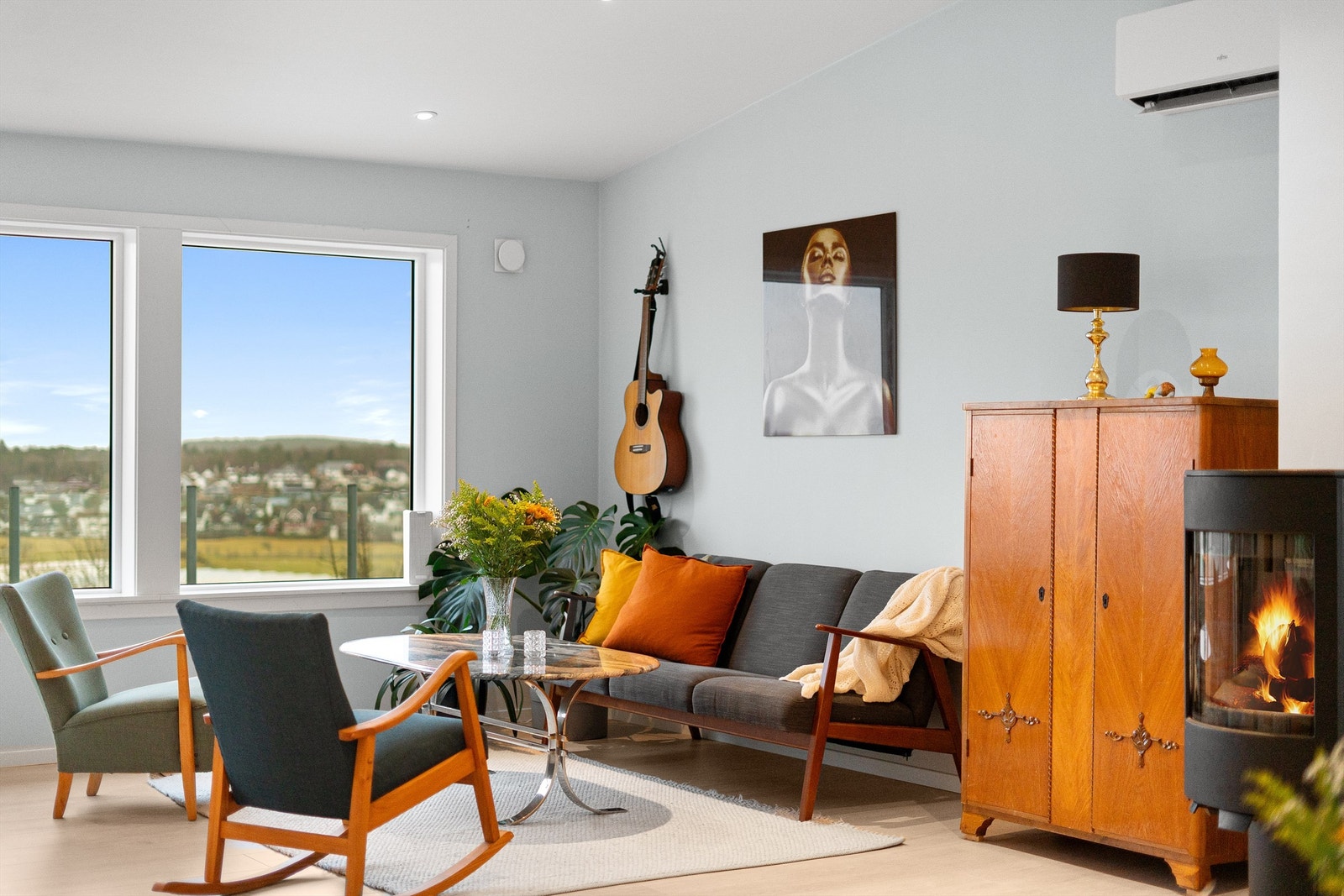 Gjennomtenkte detaljer og en god romfølelse preger oppholdsrommene. Galleribilde