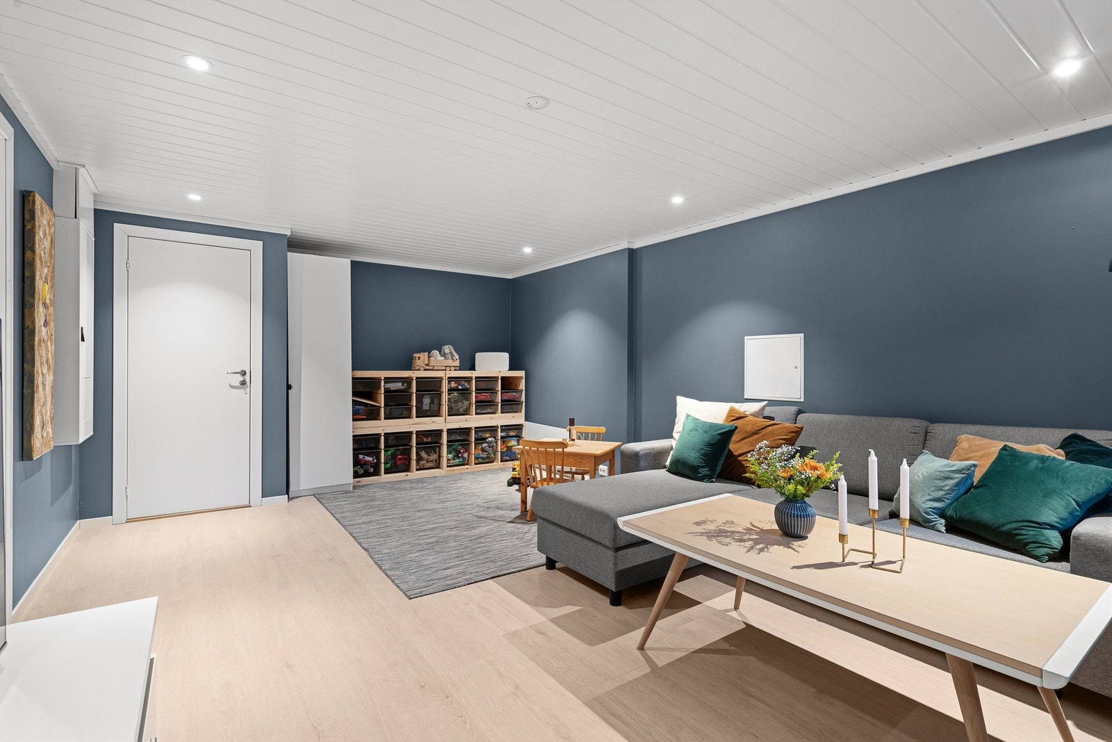 Rommet har laminat på gulvet og panelbord i himlingen. Galleribilde