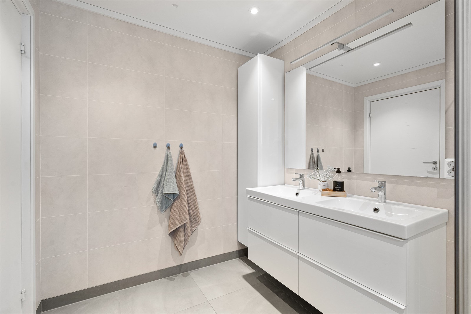 Her er det flislagt gulv med varmekabler, baderomsplater på veggene og mekanisk avtrekk. Galleribilde