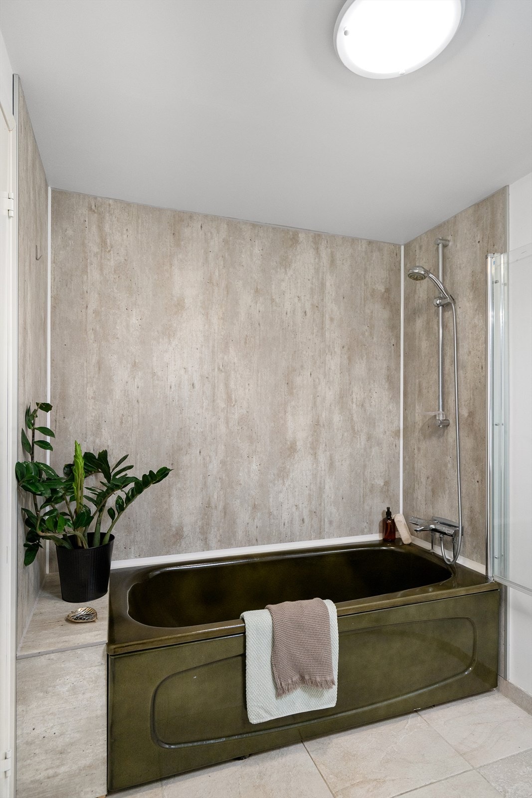 Rommet har flislagt gulv med varmekabler, baderomsplater på veggene og mekanisk avtrekk. Galleribilde