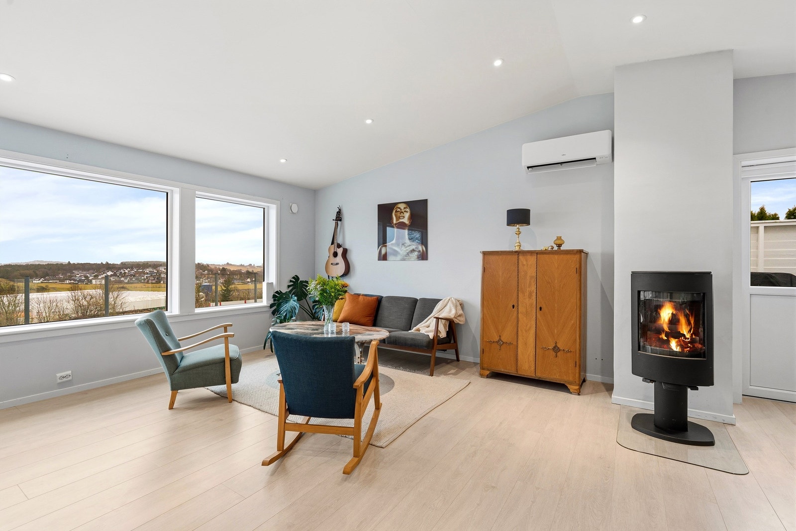 Oppvarmingen er effektiv med en kombinasjon av peisovn og en varmepumpe installert i 2022. Galleribilde